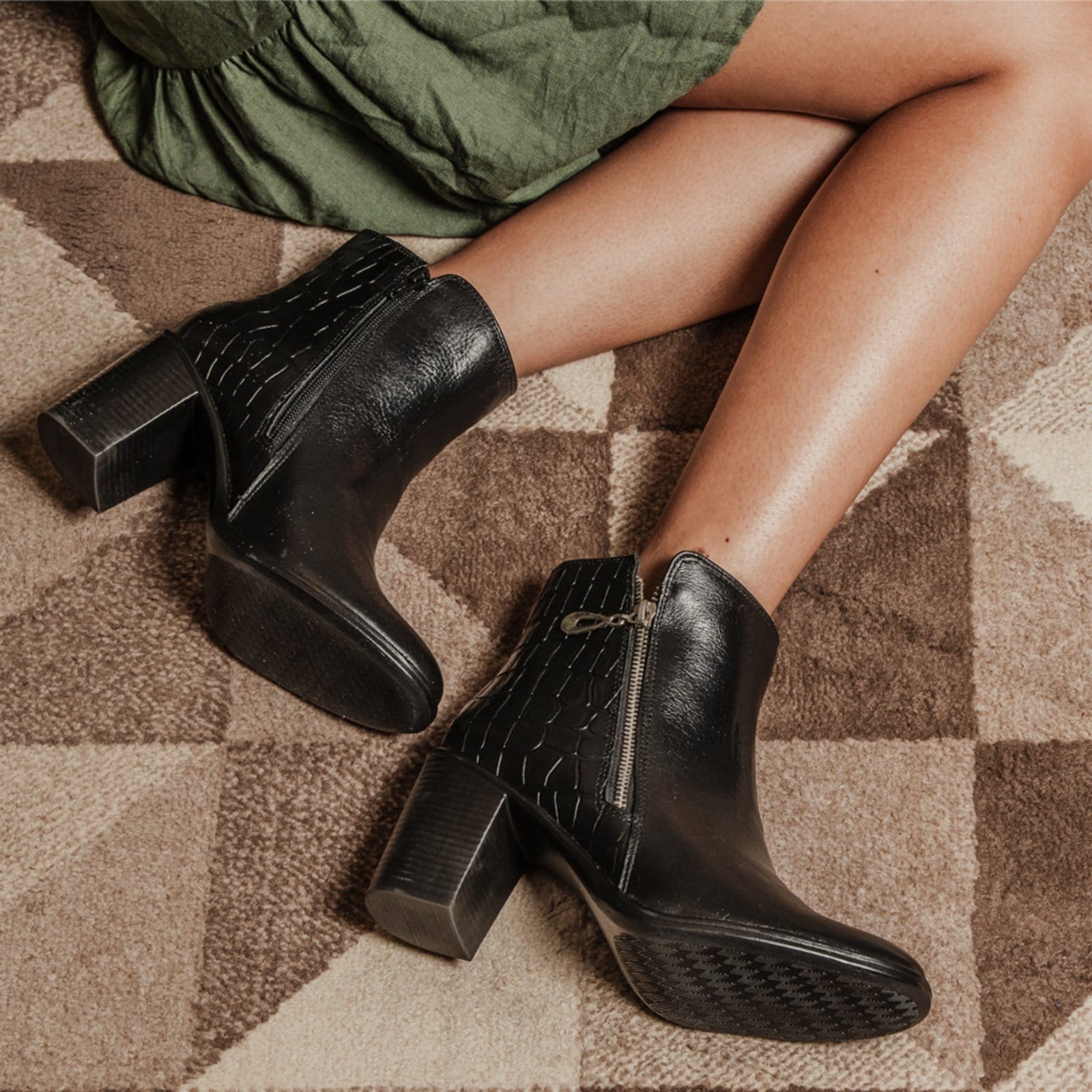 Vista 2 Bota Feminina Salto Bloco Couro Legítimo Textura Croco Zíper Estilo Moderno FRANCA GRIFFE preto