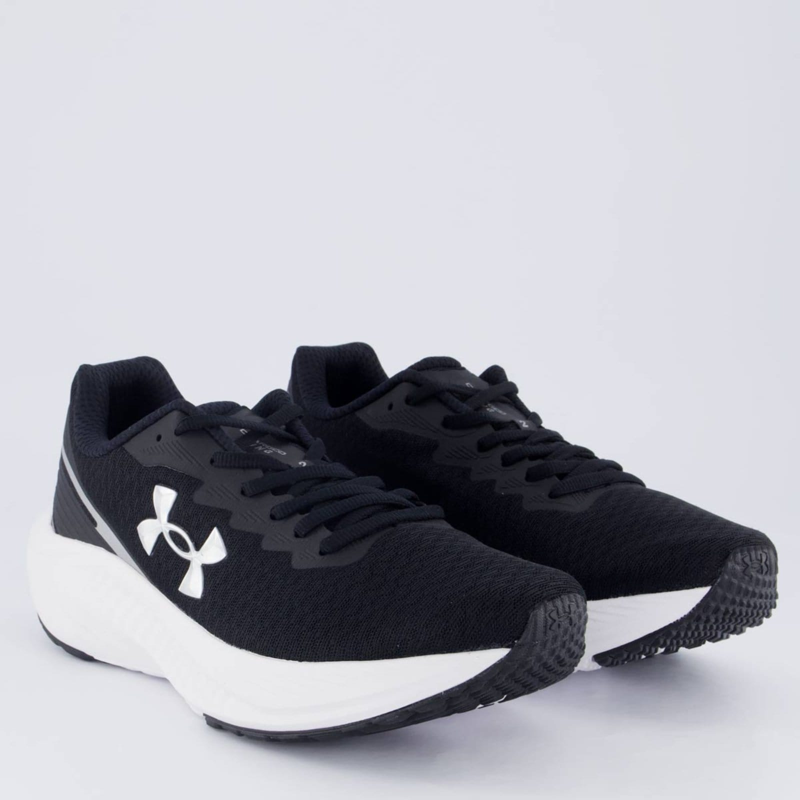 Vista 2 Tênis Under Armour Charged Wing 2 e Branco Under Armour preto