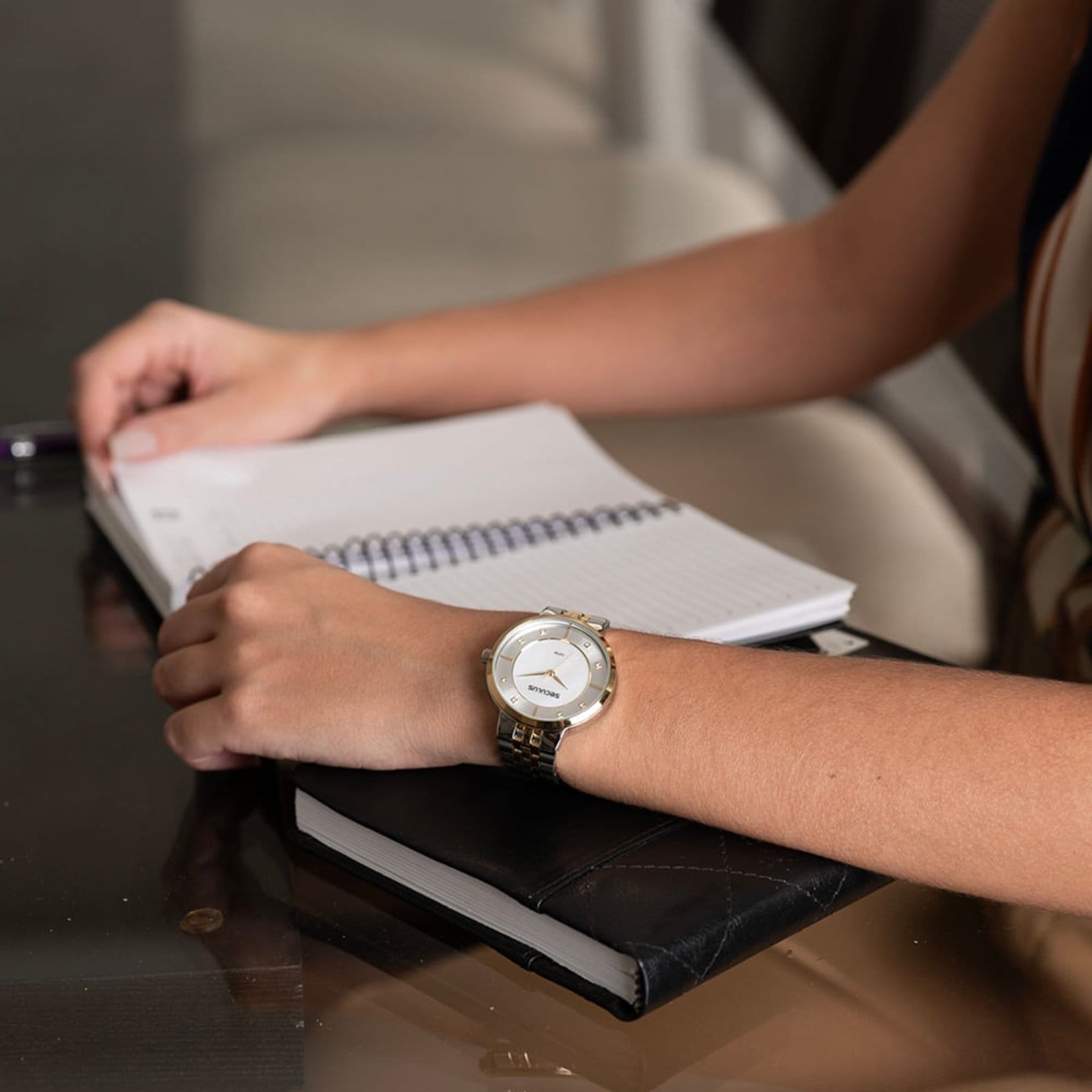 Vista 2 Relógio Feminino Madrepérola Cristais Bicolor Seculus dourado