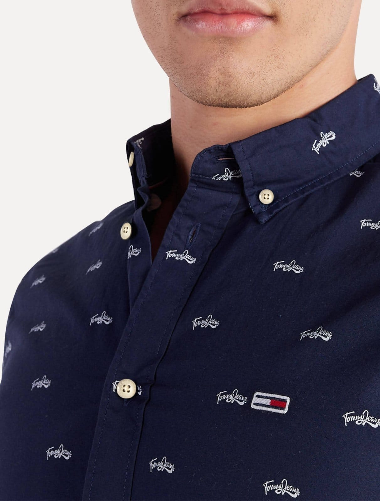 Vista 2 Camisa Tommy Jeans Regular College Pop Dobby Tommy Hilfiger azul marinho
