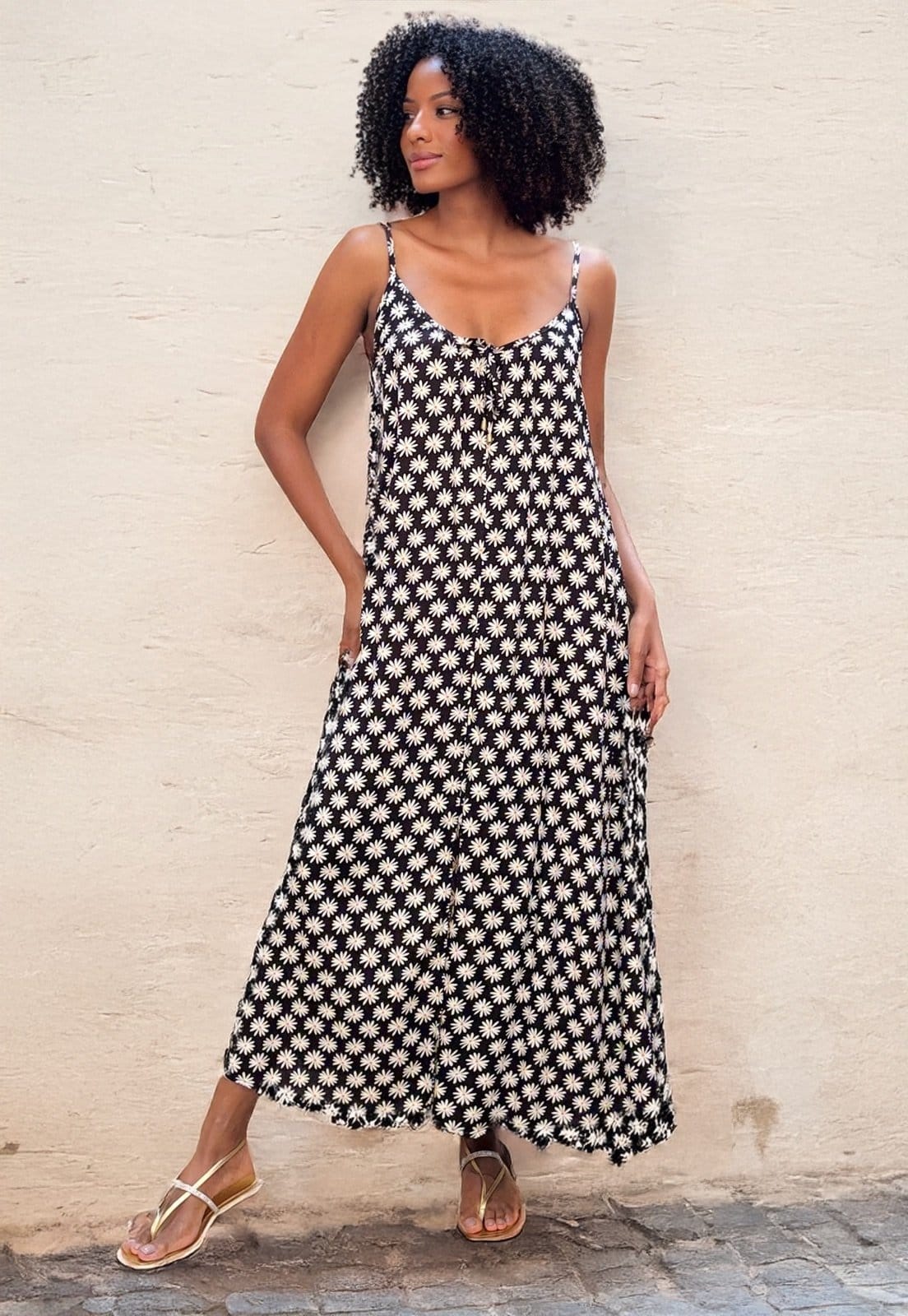 Vista 2 Vestido Midi Amplo Encanto das Margaridas Amazonia Vital branco/estampado/preto