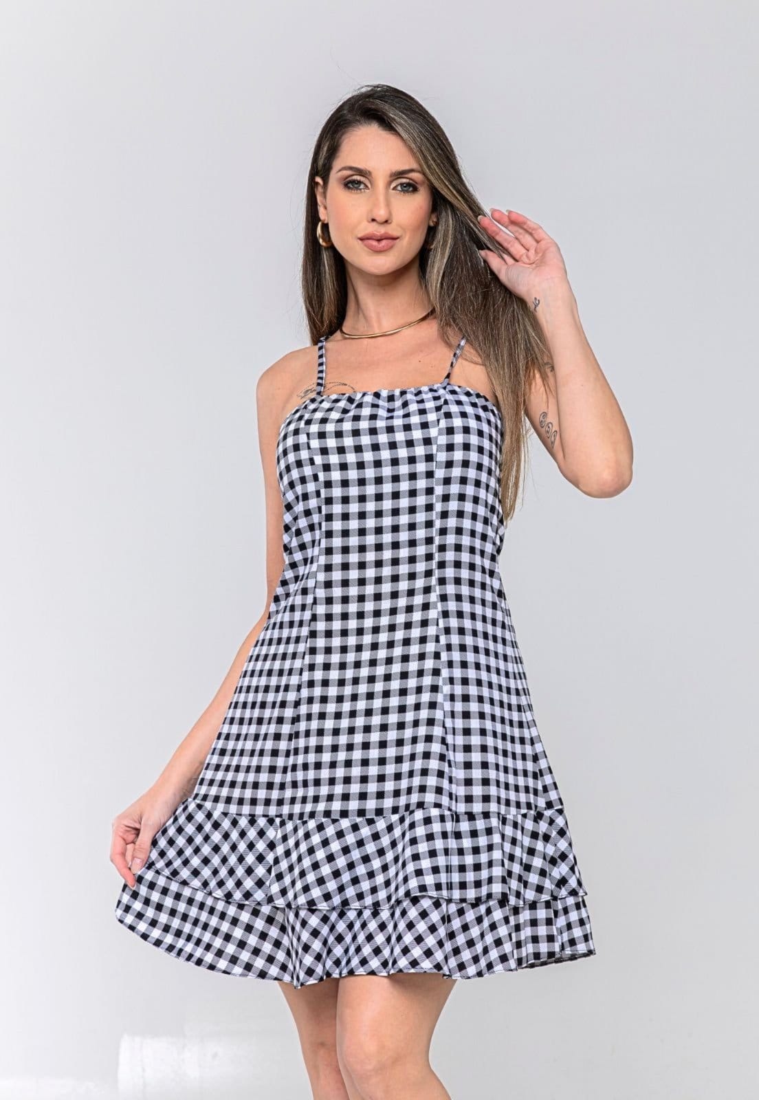 Vestido Curto de Alcinha e Babado Estampado Xadrez e Branco