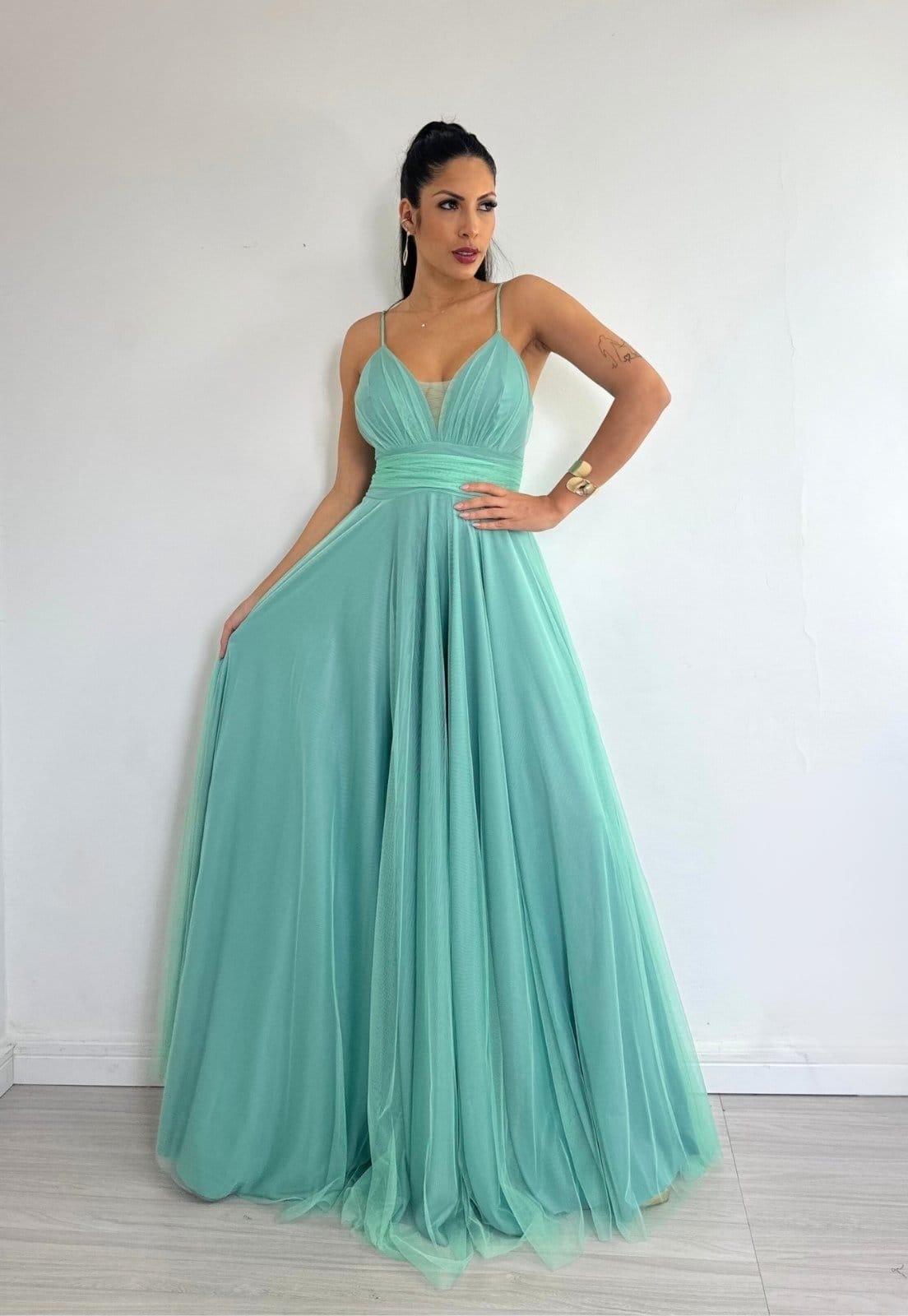 Vista 2 Vestido Longo de Festa Micro Tule Madrinhas Decote em V Palacci Tiffany Cia do Vestido verde