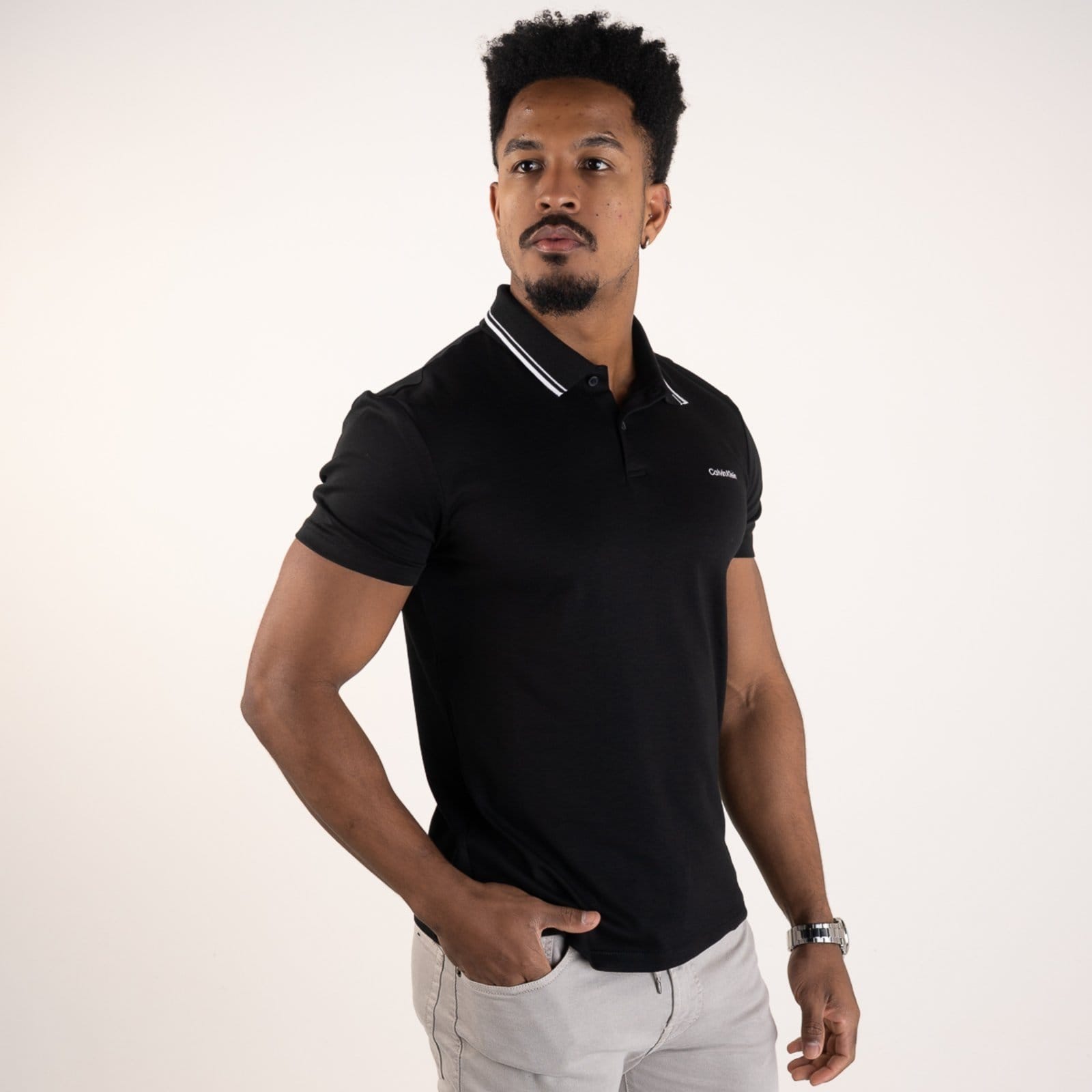 Vista 2 Camisa Polo Calvin Klein Liquid Touch Frisos Preta Calvin Klein preto