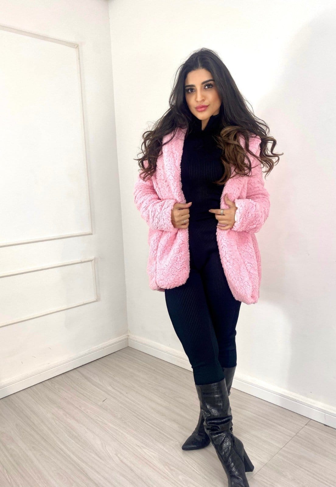 Vista principal Casaco Teddy Longo Grosso Cia do Vestido rosa