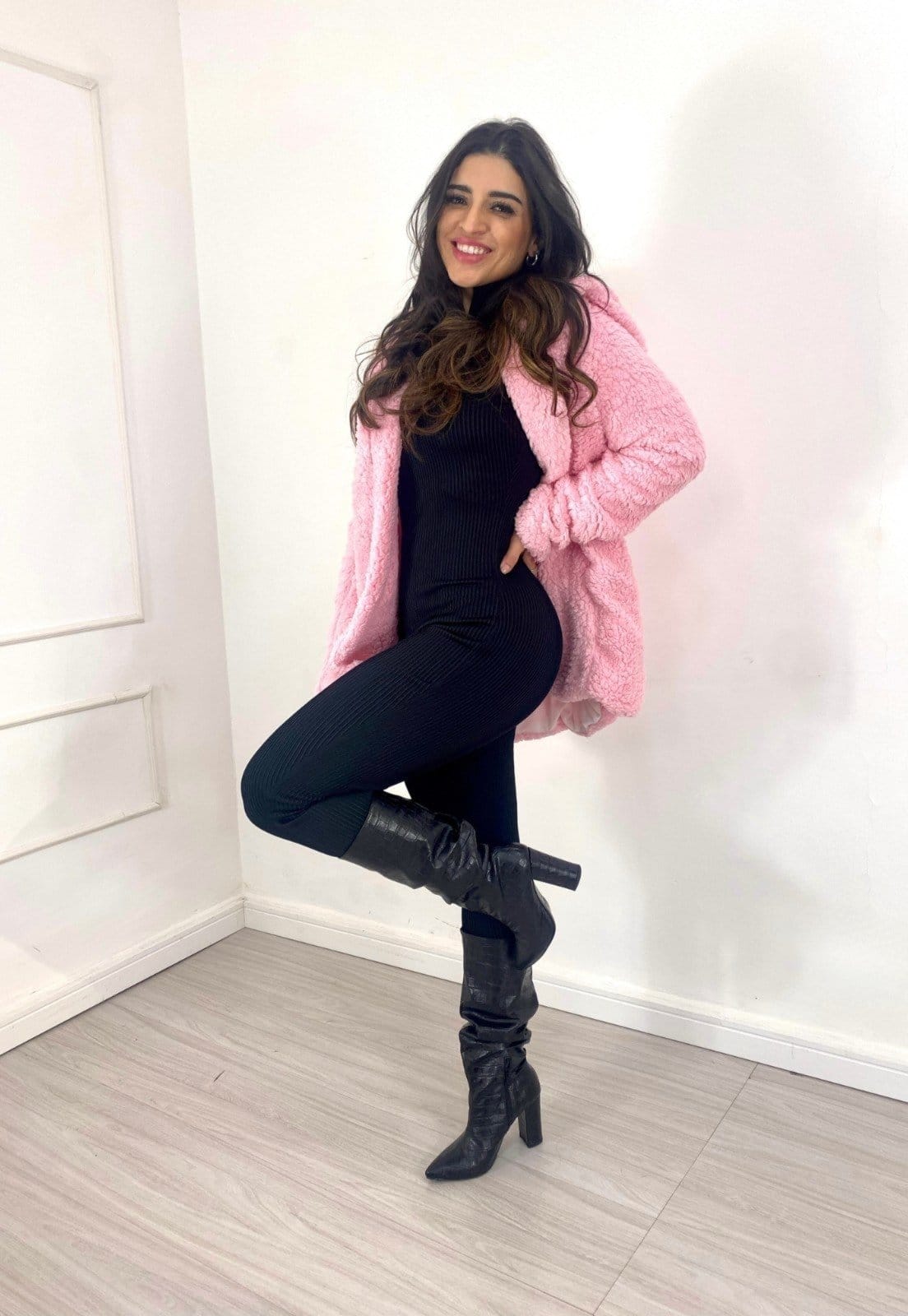 Vista 2 Casaco Teddy Longo Grosso Cia do Vestido rosa