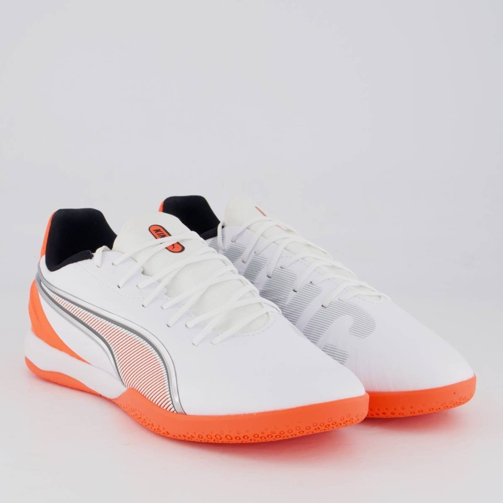 Vista 2 Chuteira Puma King Match IT Futsal Branca e Laranja Puma branco