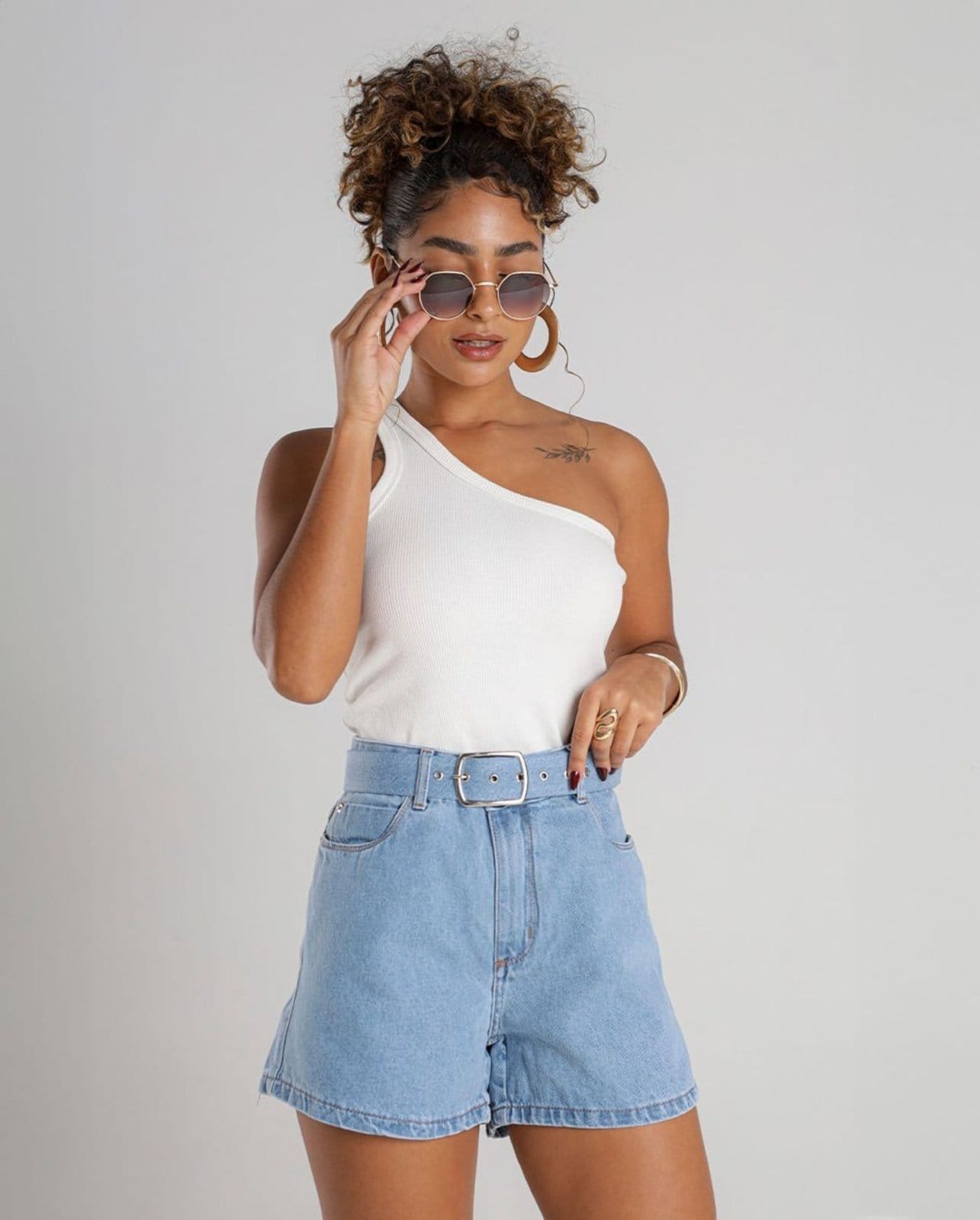 Vista principal Shorts Mom Feminino com Cinto Cintura Alta 71101 Clara Consciência jeans