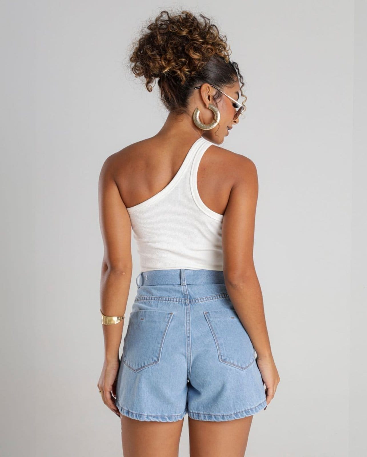 Vista 2 Shorts Mom Feminino com Cinto Cintura Alta 71101 Clara Consciência jeans