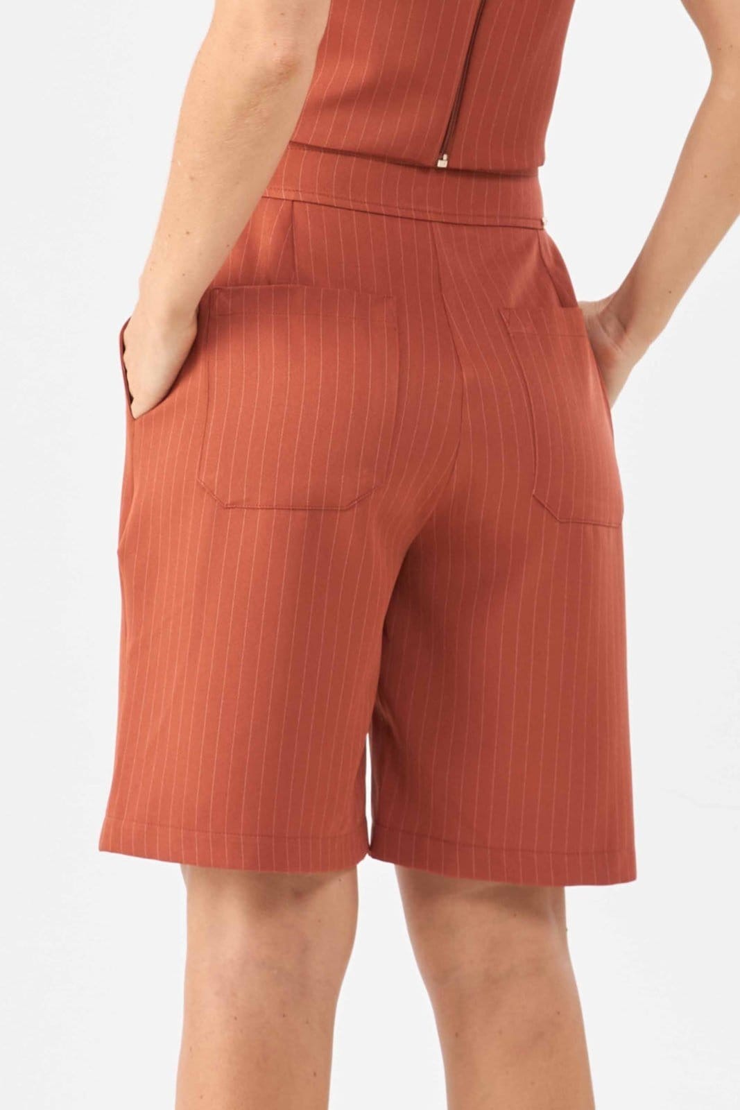 Vista principal Bermuda PKS Alfaiataria Risca Giz Terracota PKS caramelo