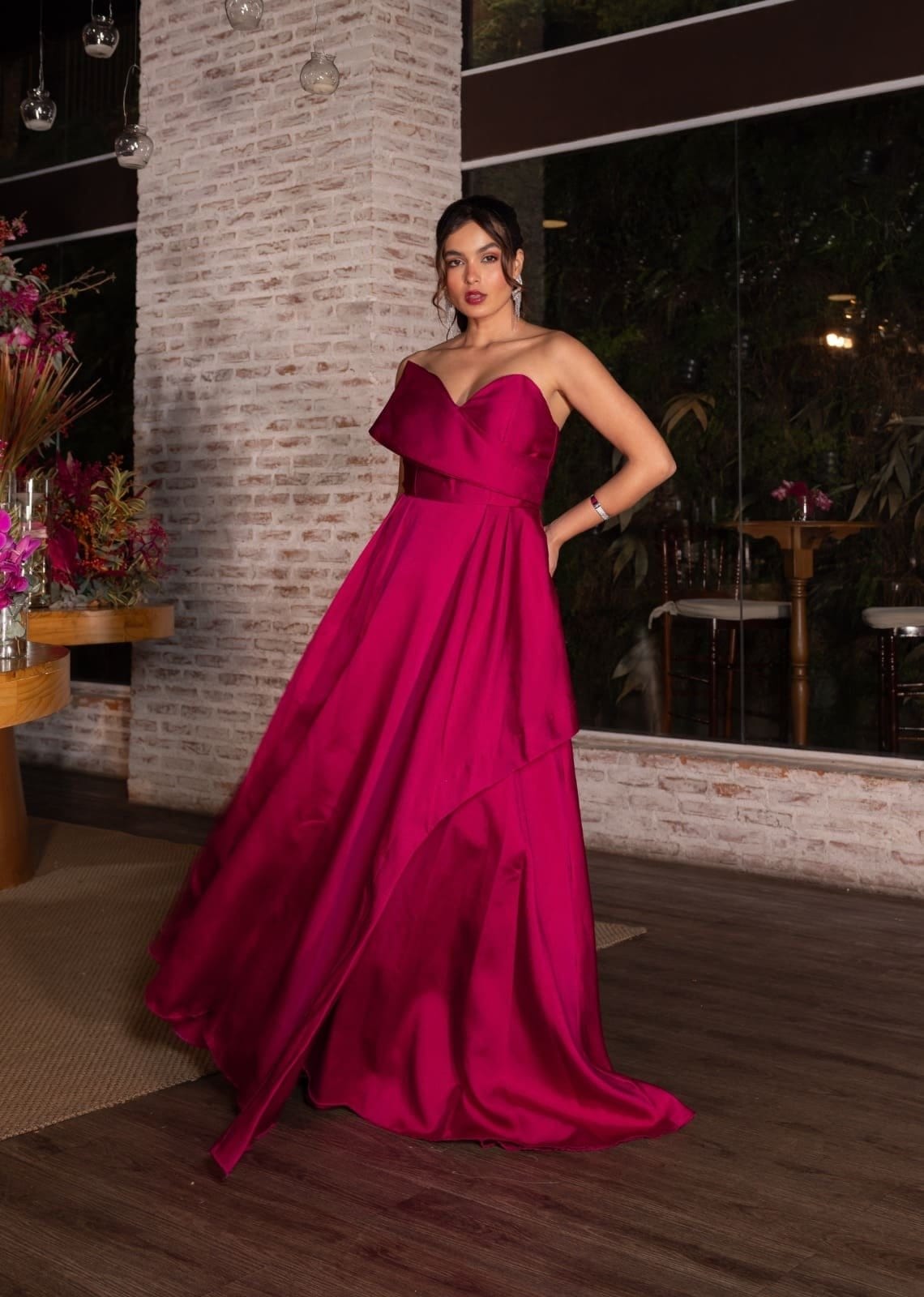 Vista 2 Vestido Longo de Festa Madrinhas Tomara que Caia detalhe no Busto Yntie Fúcsia Cia do Vestido cinza