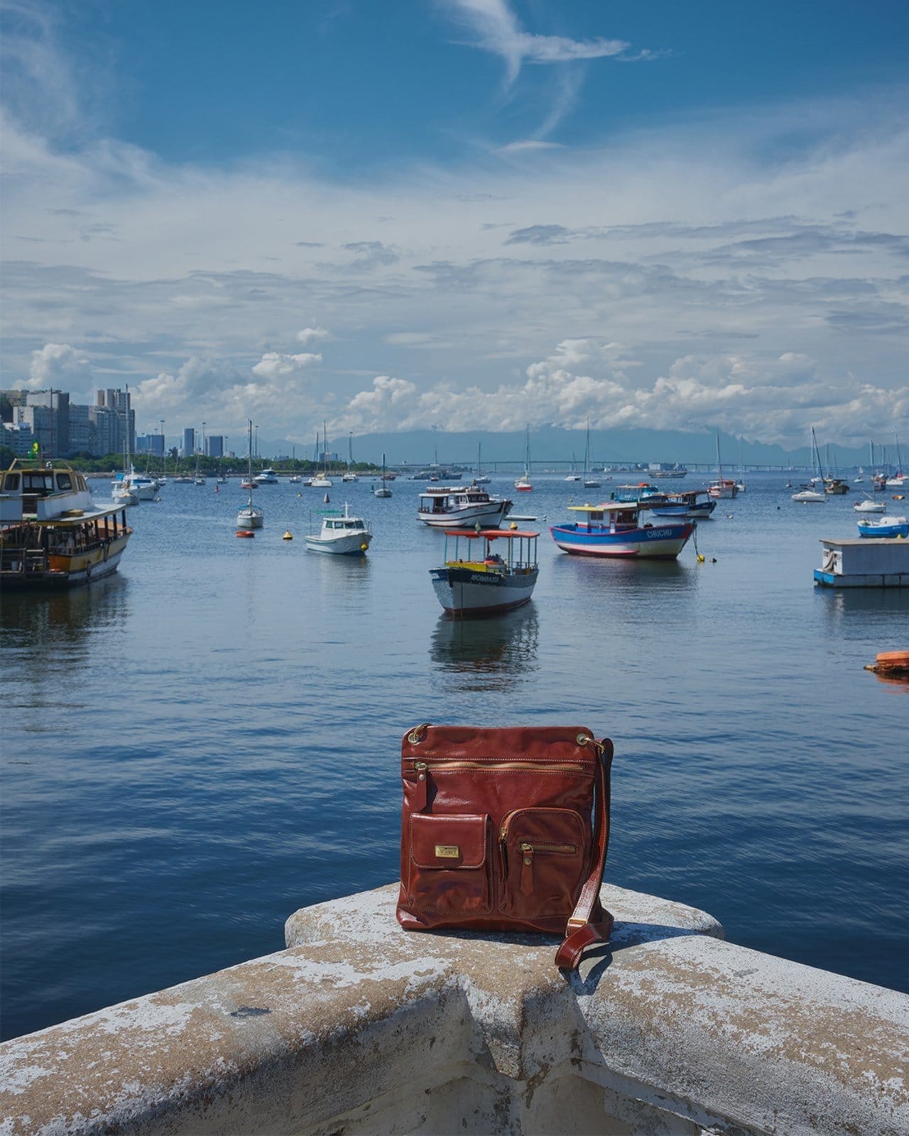 Vista 2 Bolsa Feminina Transversal Elegante Zinco Betania Couros Whisky em Couro Betania Couros marrom