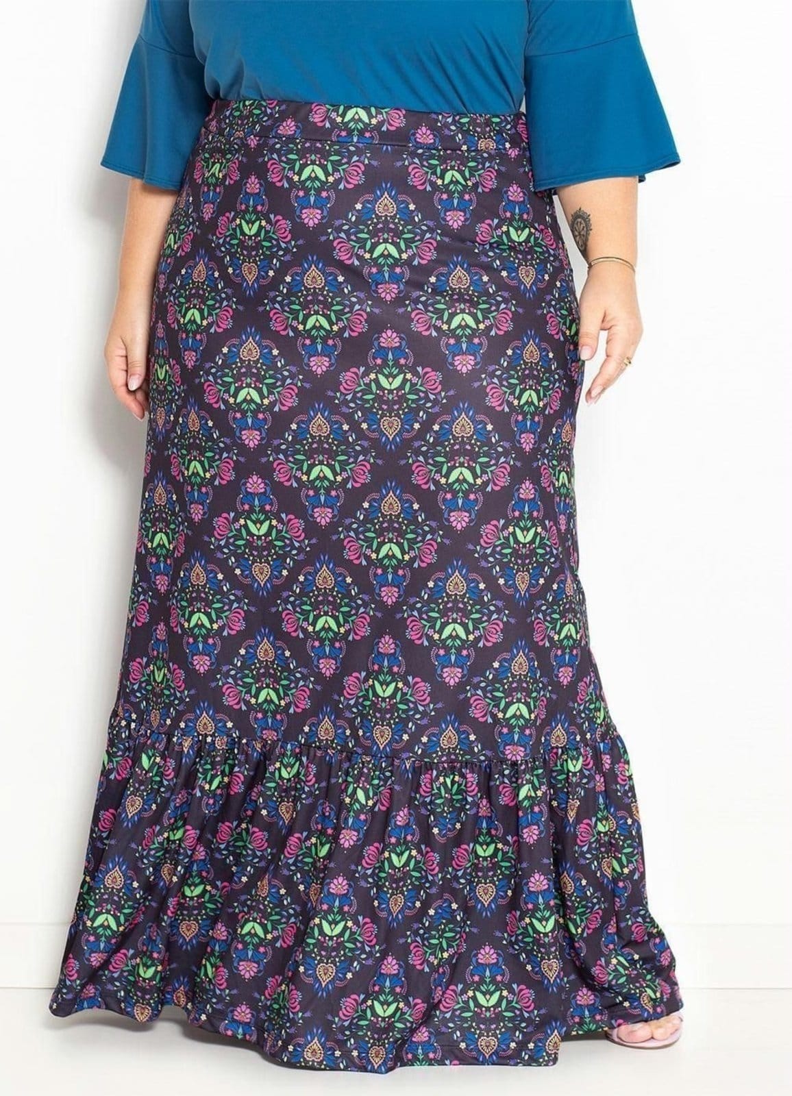 Saia Com Babado Na Barra Plus Size Floral Preta