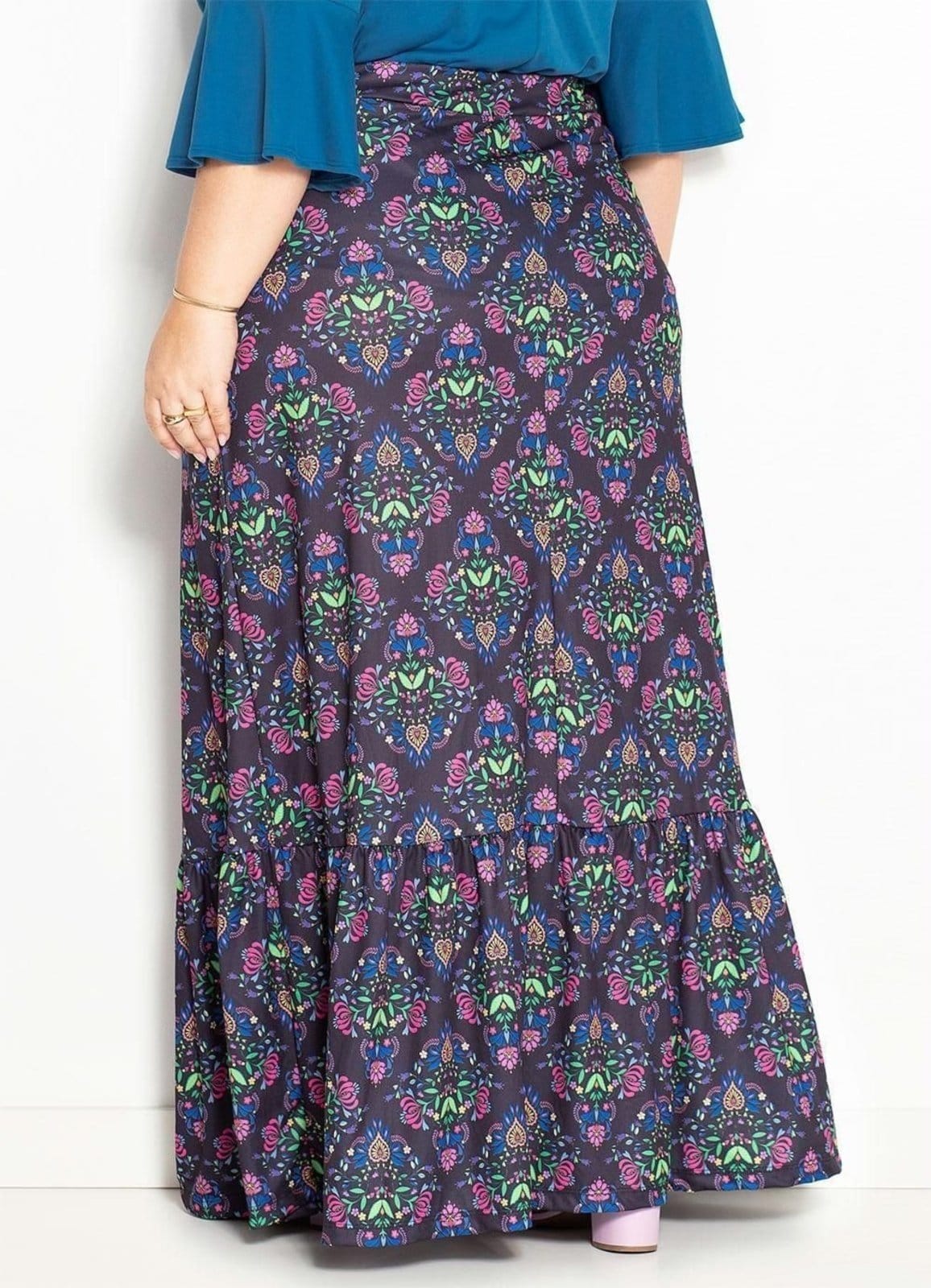 Vista 2 Saia Com Babado Na Barra Plus Size Floral Preta Marguerite preto