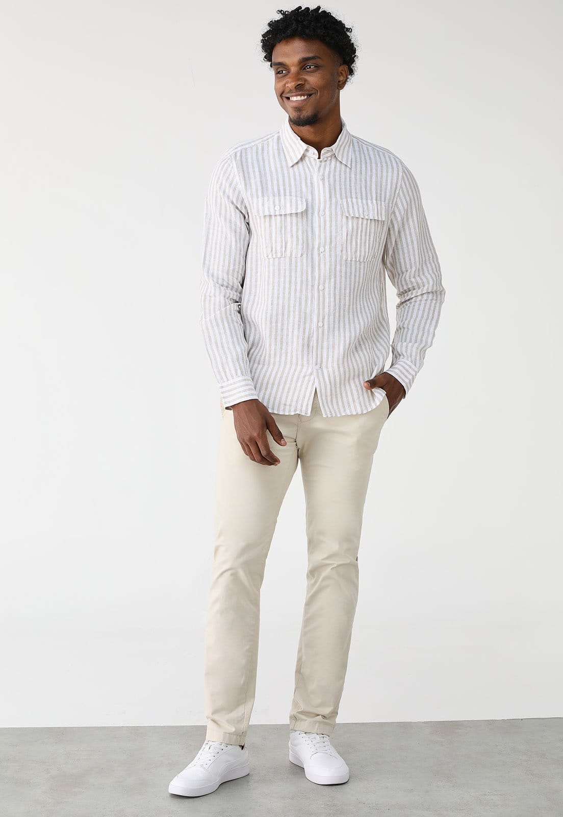 Vista 2 Camisa Linho GAP Reta Listrada Branca GAP branco