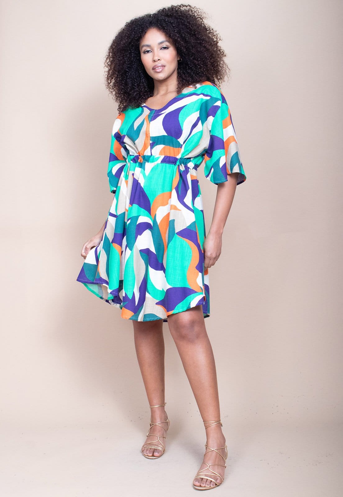 Vista principal Vestido Curto CabanaFree Caaxixá Viscose com Cordão na Cintura Estampa Brisa do Mar Cabanafree azul/estampado/laranja/verde