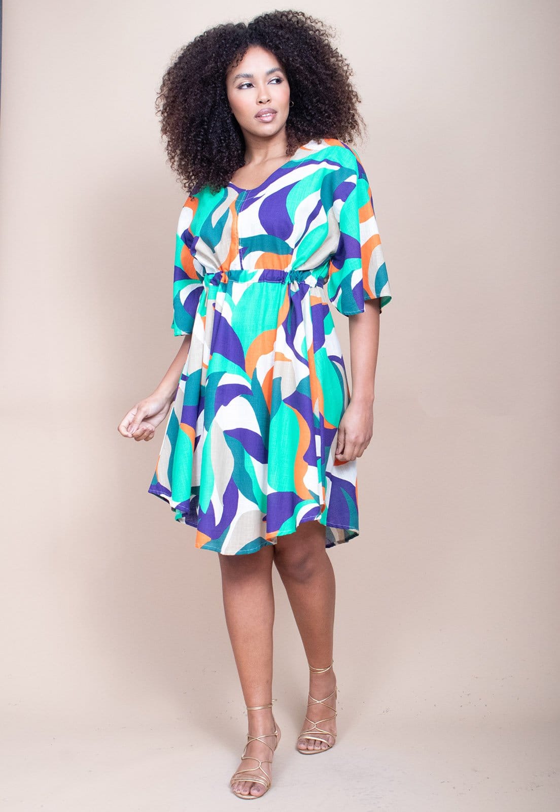 Vista 2 Vestido Curto CabanaFree Caaxixá Viscose com Cordão na Cintura Estampa Brisa do Mar Cabanafree azul/estampado/laranja/verde