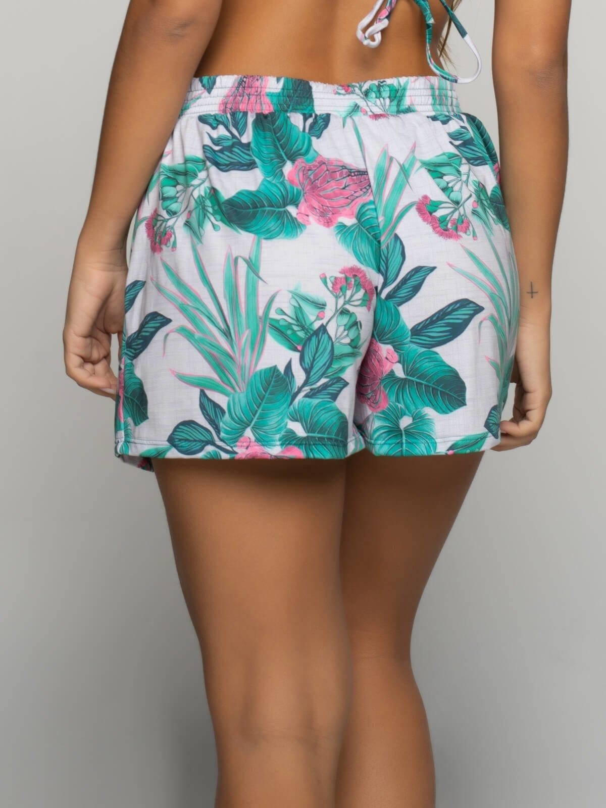 Vista 2 Short Curto Feminino Proteção Uv 50+ Moda Saída de Praia Vicbela Verde Vicbela estampado/multicolorido/verde verde