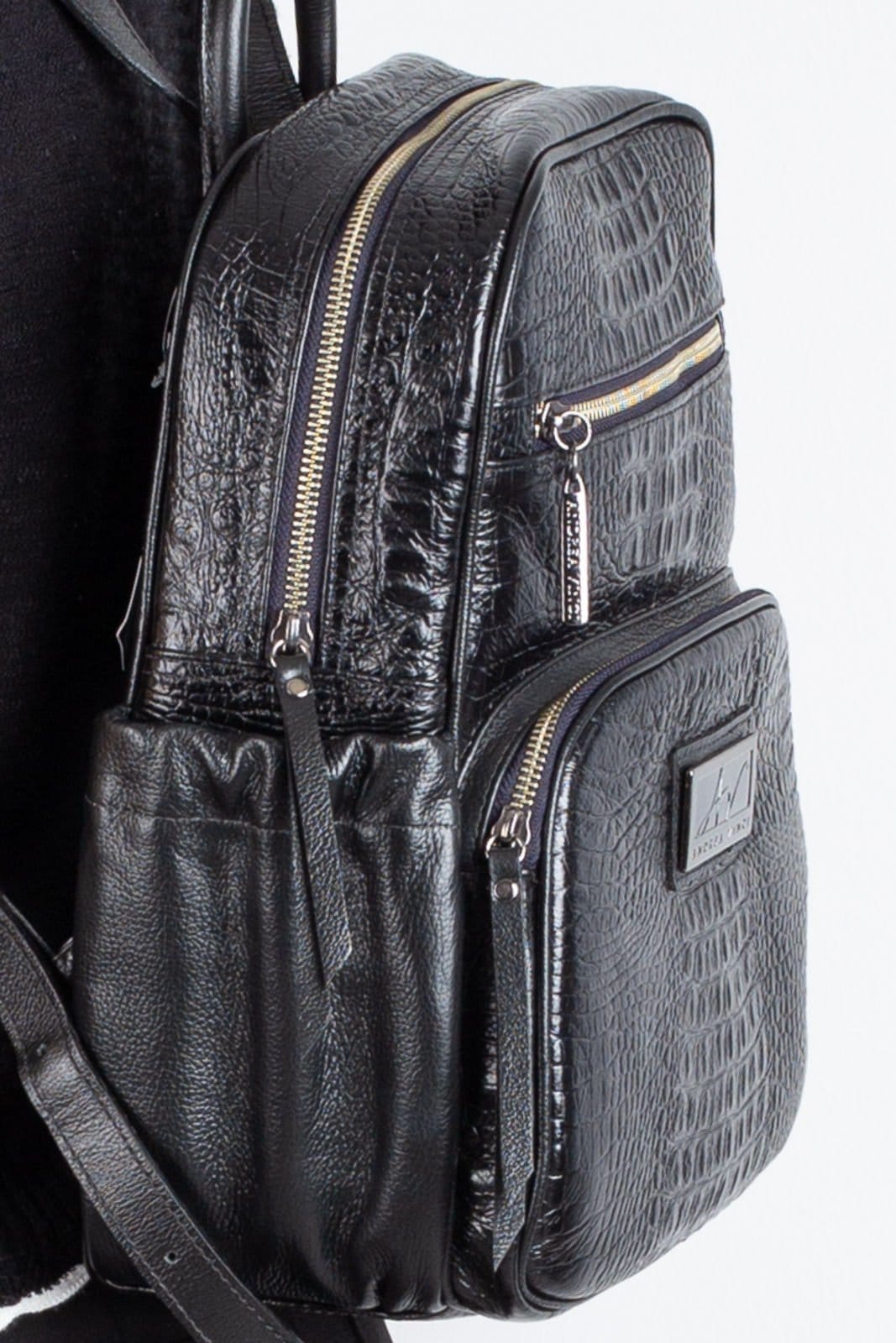 Vista 2 Mochila pequena de couro croco metais grafite Zoey Andrea Vinci preto