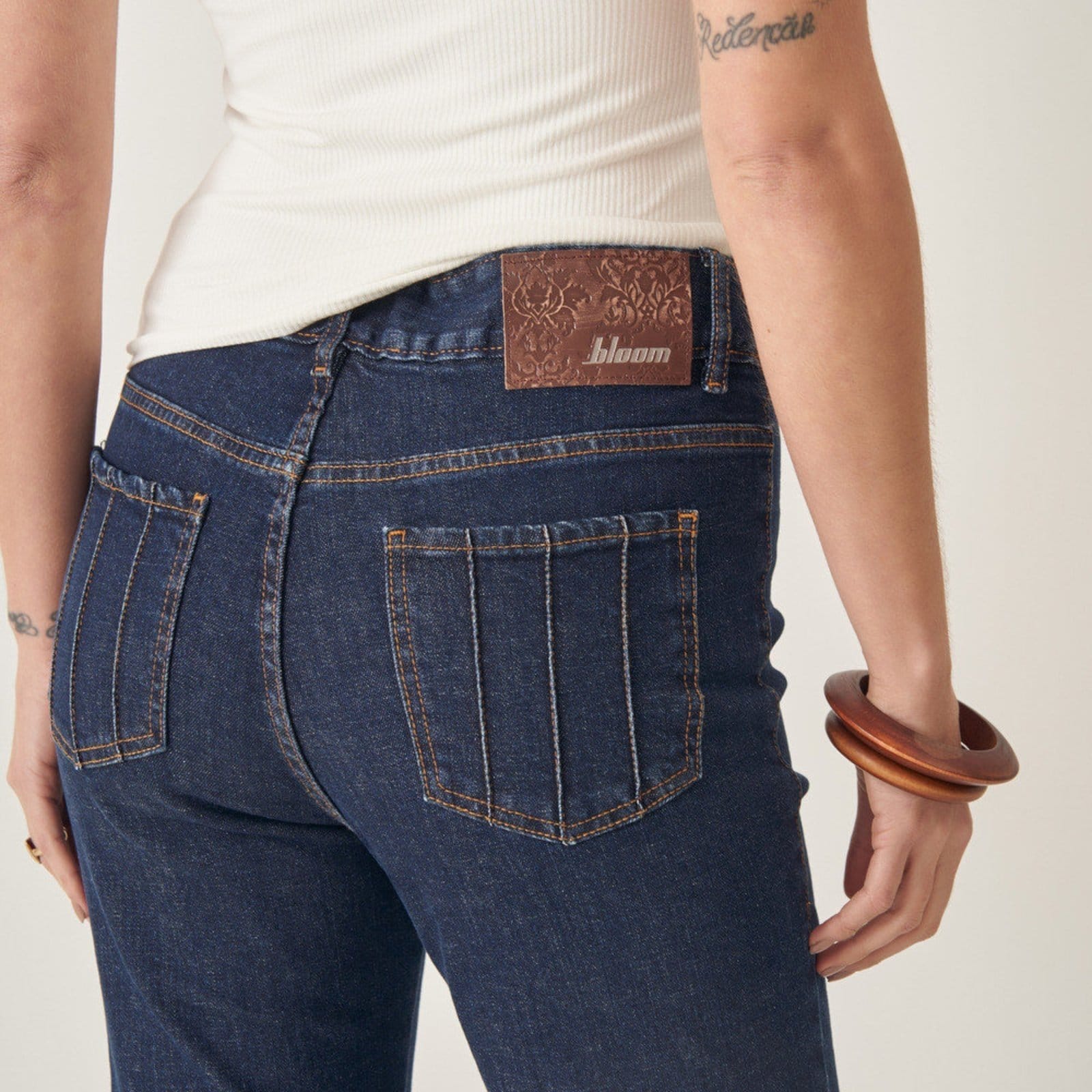 Vista 2 Calça Flare Jeans Cintura Alta com Nervuras Bloom azul marinho