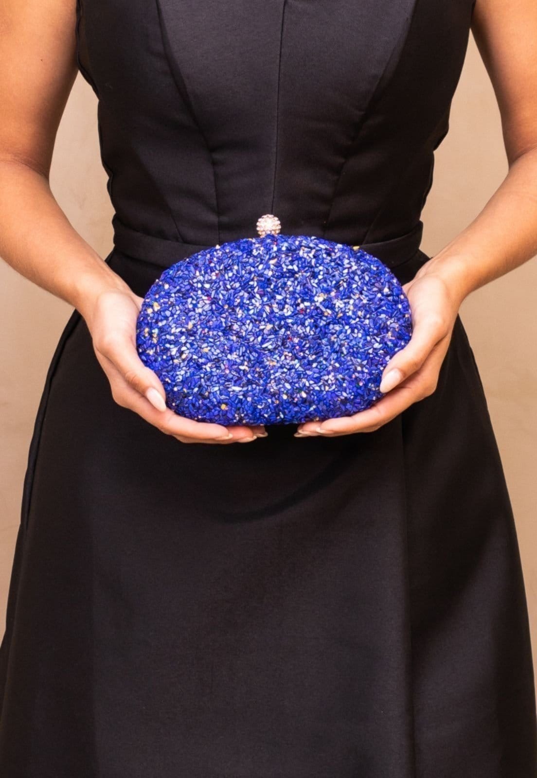 Vista principal Bolsa Clutch Oval Pedraria com Alcinhas Removíveis Elegante Festa Safire Cia do Vestido azul