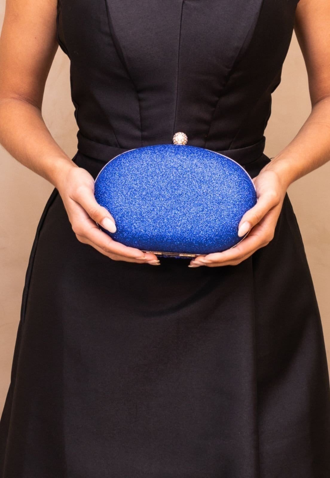 Vista 2 Bolsa Clutch Oval Pedraria com Alcinhas Removíveis Elegante Festa Safire Cia do Vestido azul