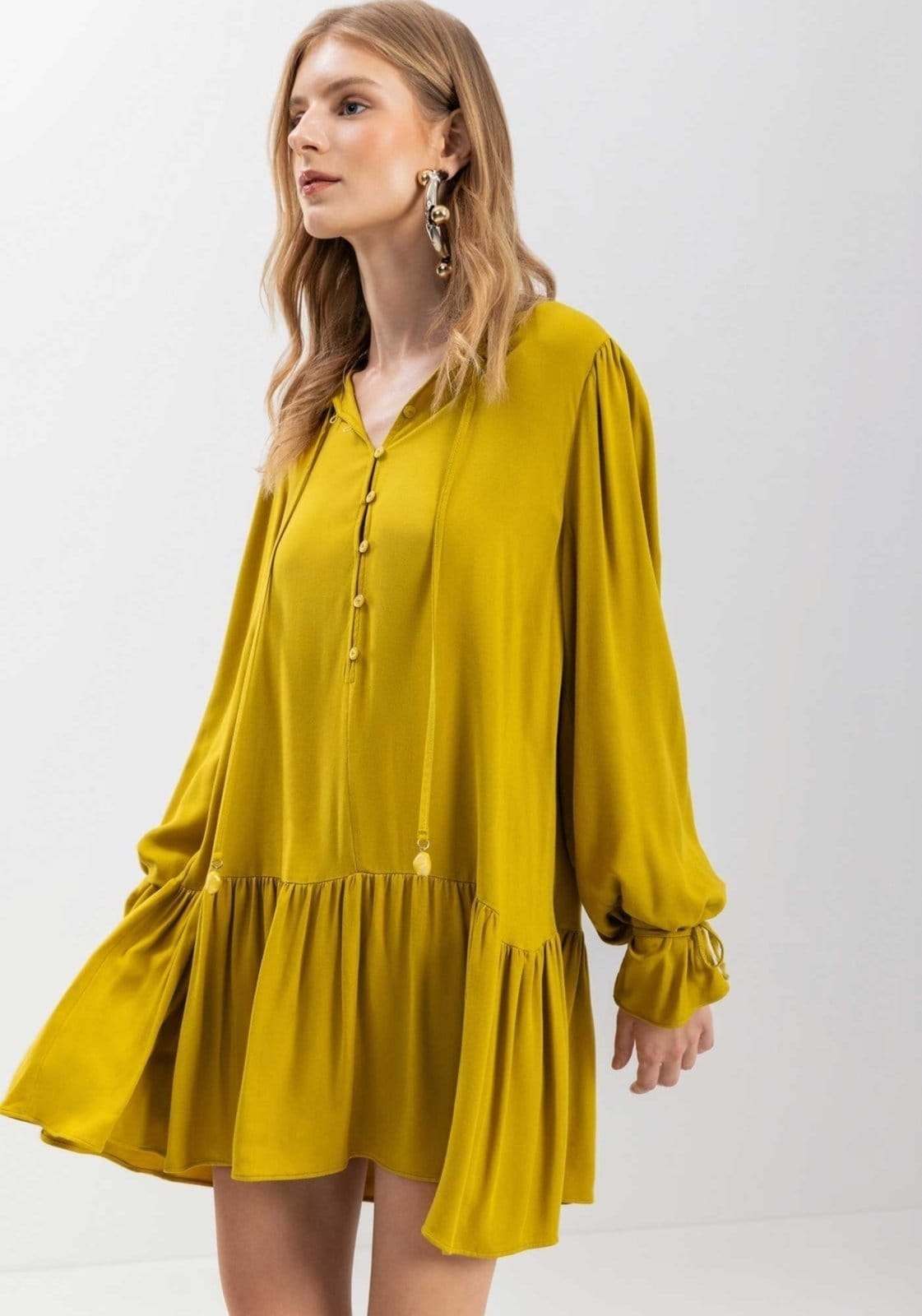 Vista 2 Vestido Curto De Manga Longa Com Babados E Amarrações Lez a Lez poás