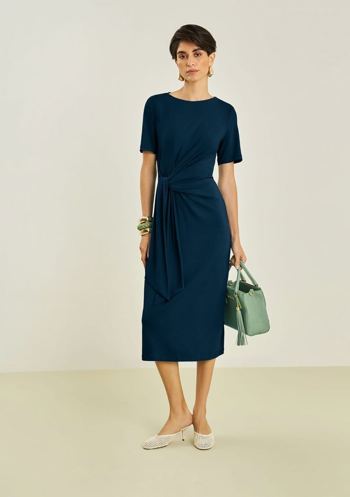 Vestido Maria Valentina Ajustado Decote Canoa Manga Curta Midi