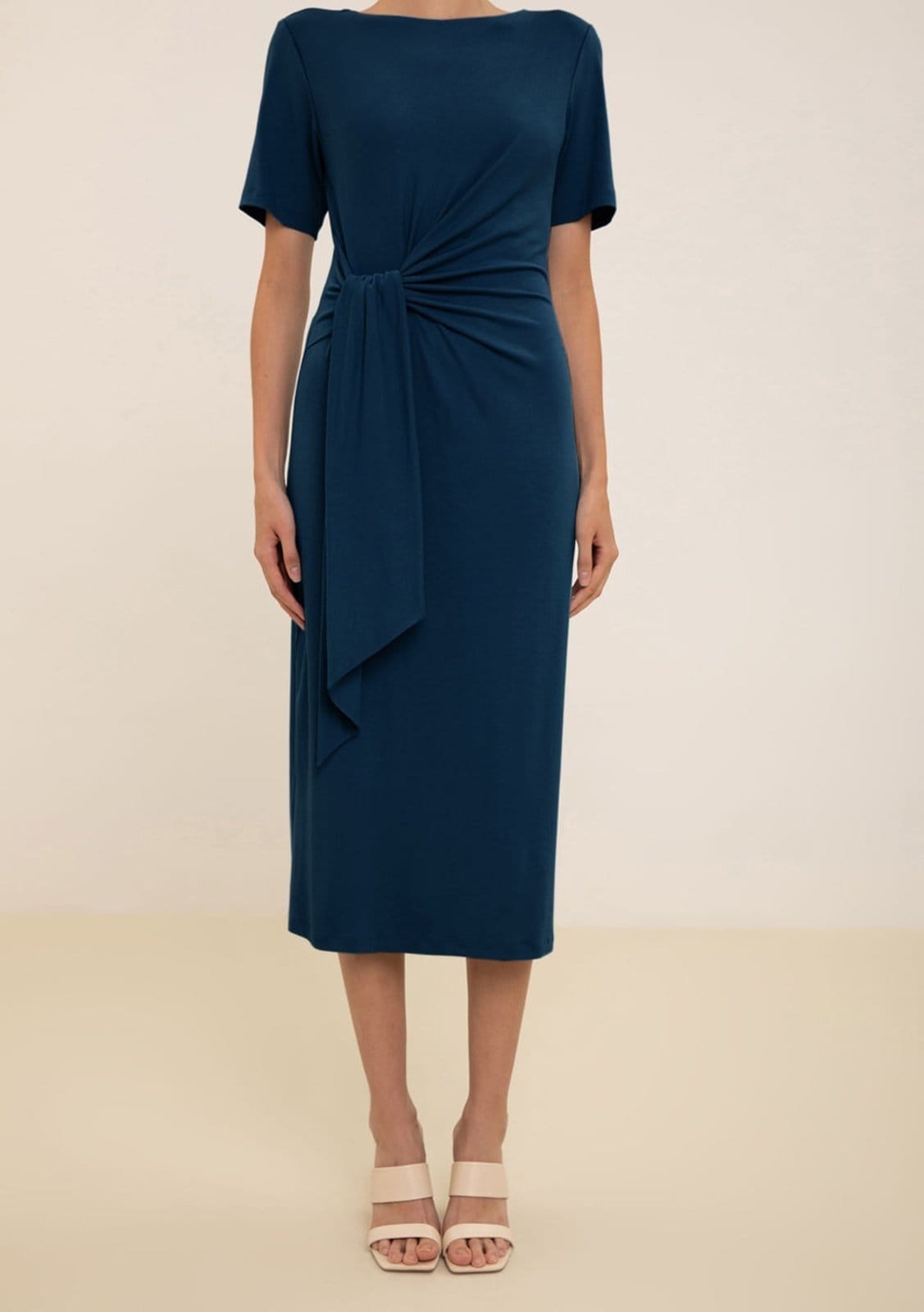 Vista 2 Vestido Maria Valentina Ajustado Decote Canoa Manga Curta Midi Maria Valentina azul