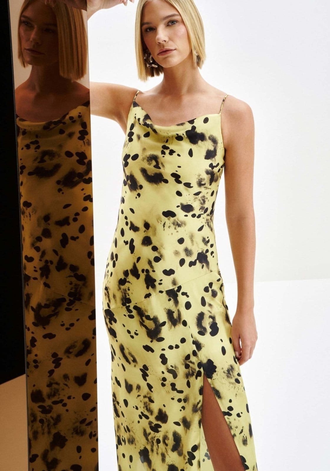 Vista 2 Vestido Midi Estampado em Chiffon com Fenda Lez a Lez amarelo