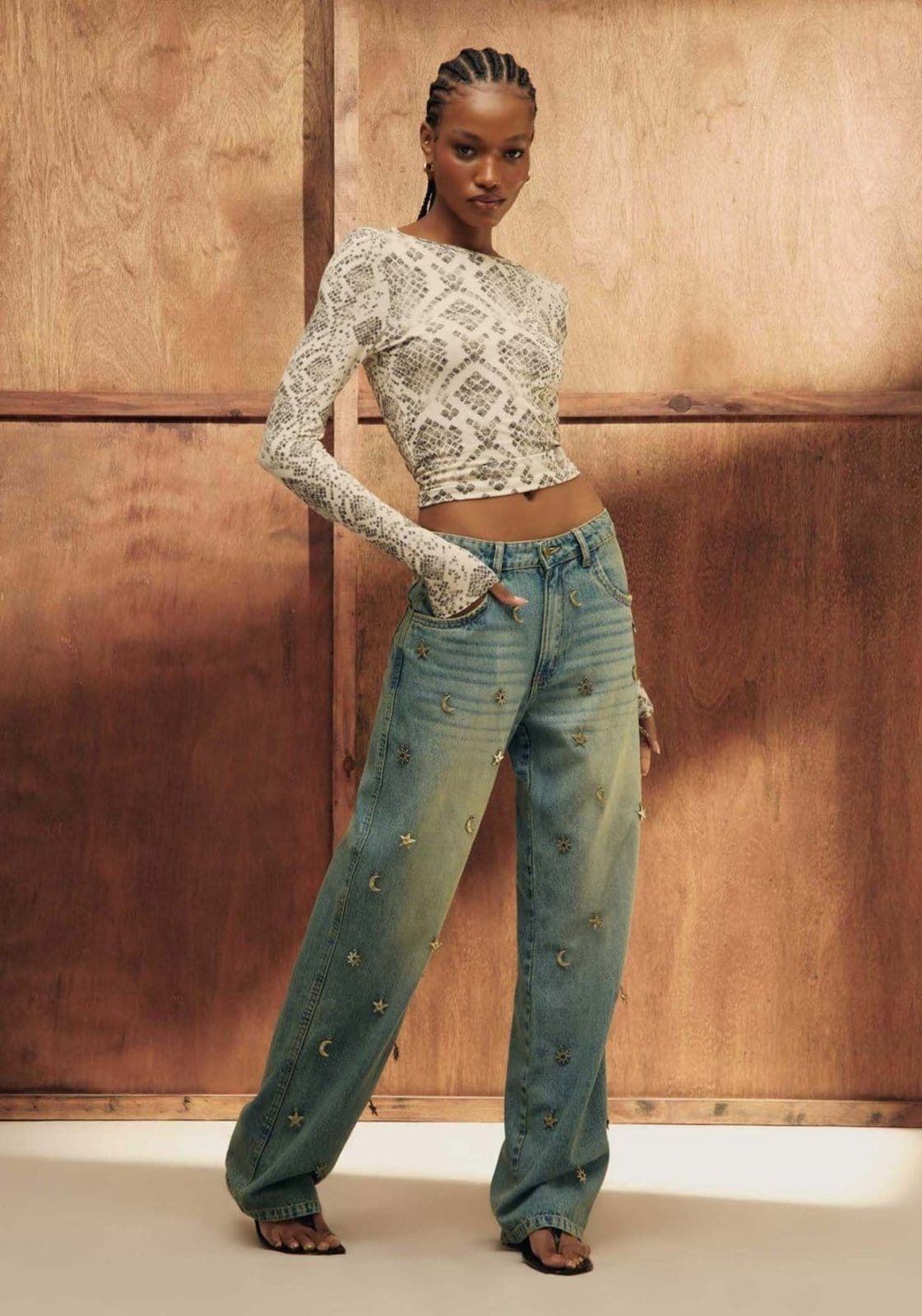 Calça Jeans Reta Cintura Média com Aplicações