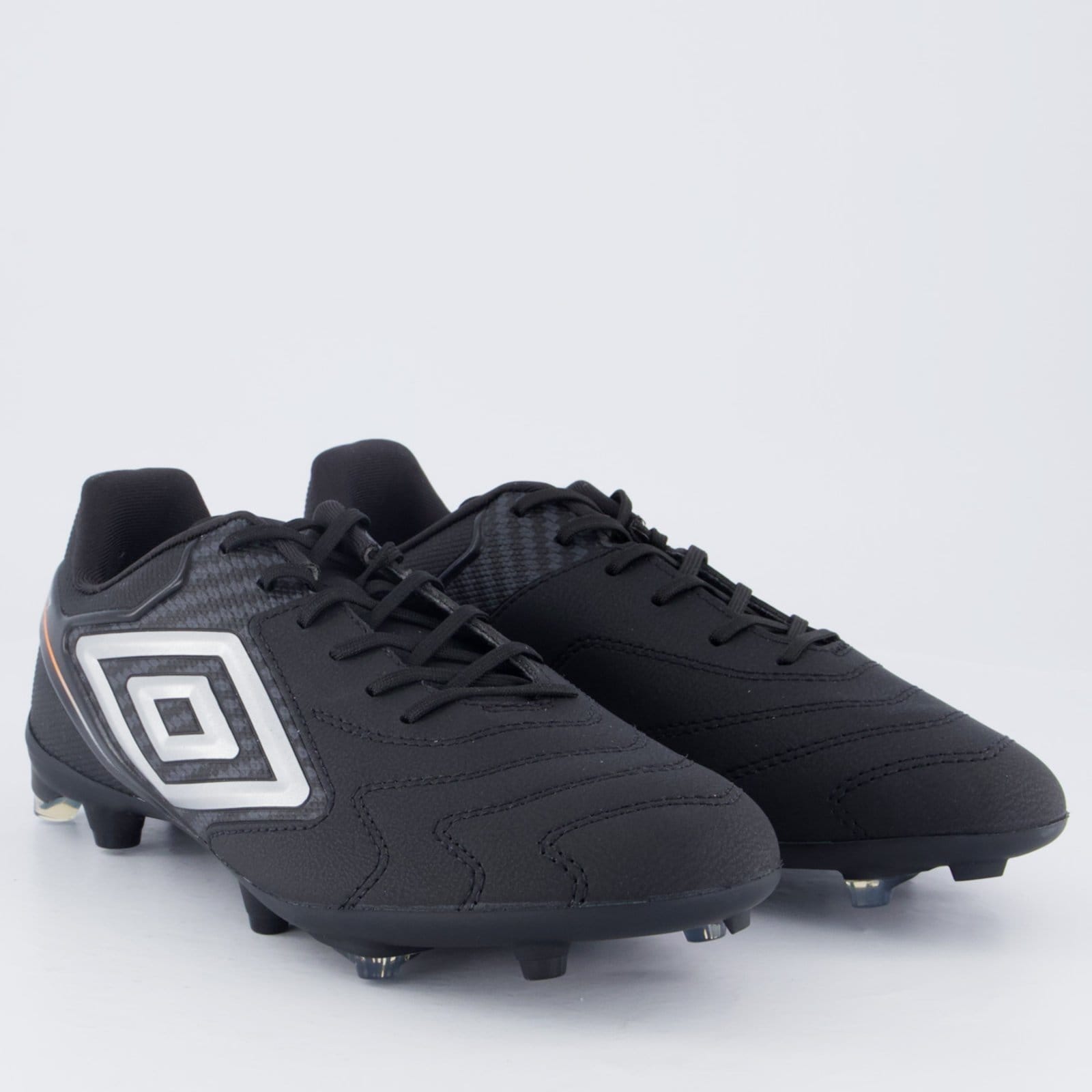 Vista 2 Chuteira Umbro Adamant Master Class Club Campo Preta e Prata Umbro preto