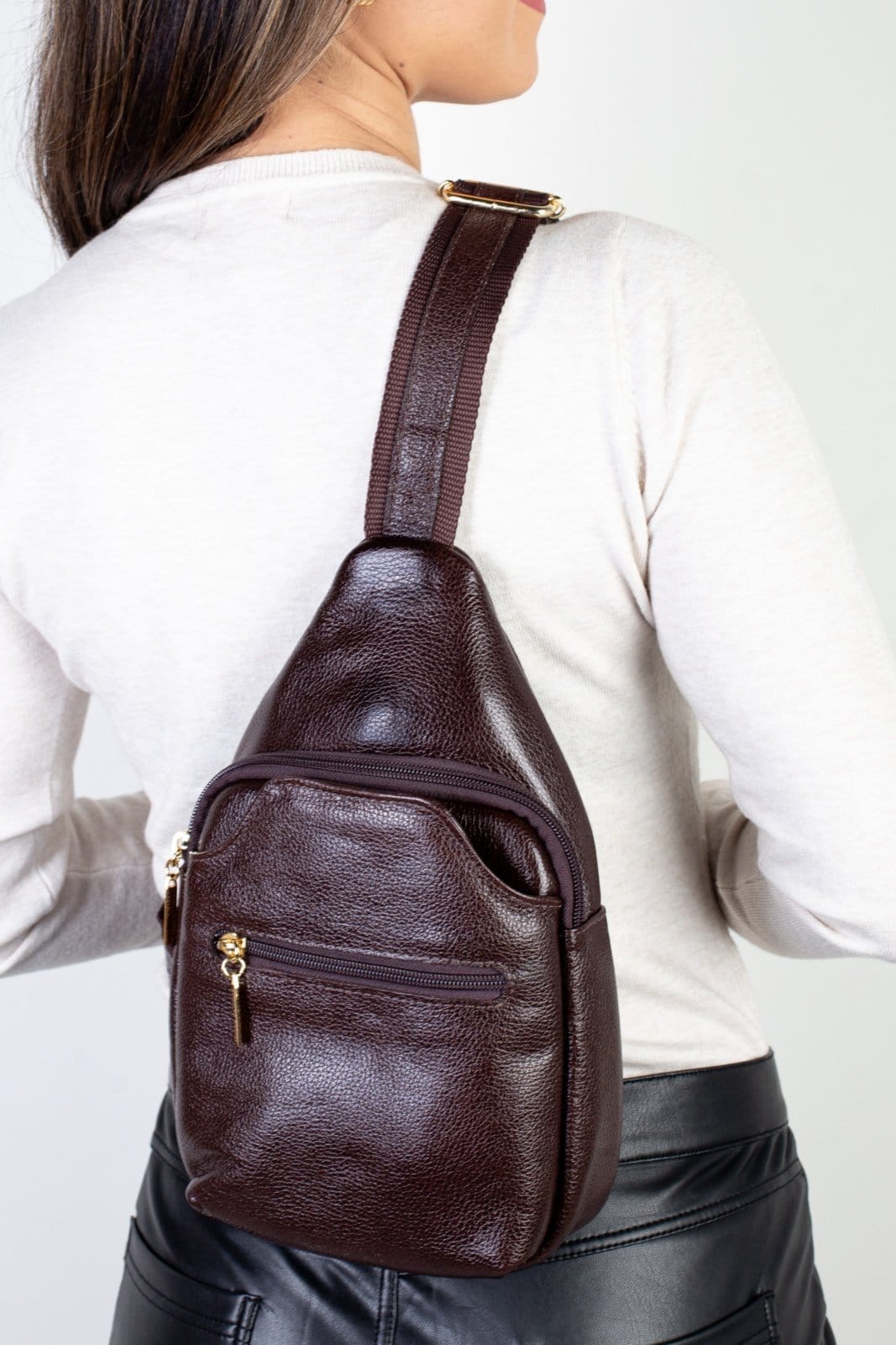 Vista principal Mini Mochila Andrea Vinci Feminina Transversal De Couro Liso Jenny - Café Andrea Vinci vermelho