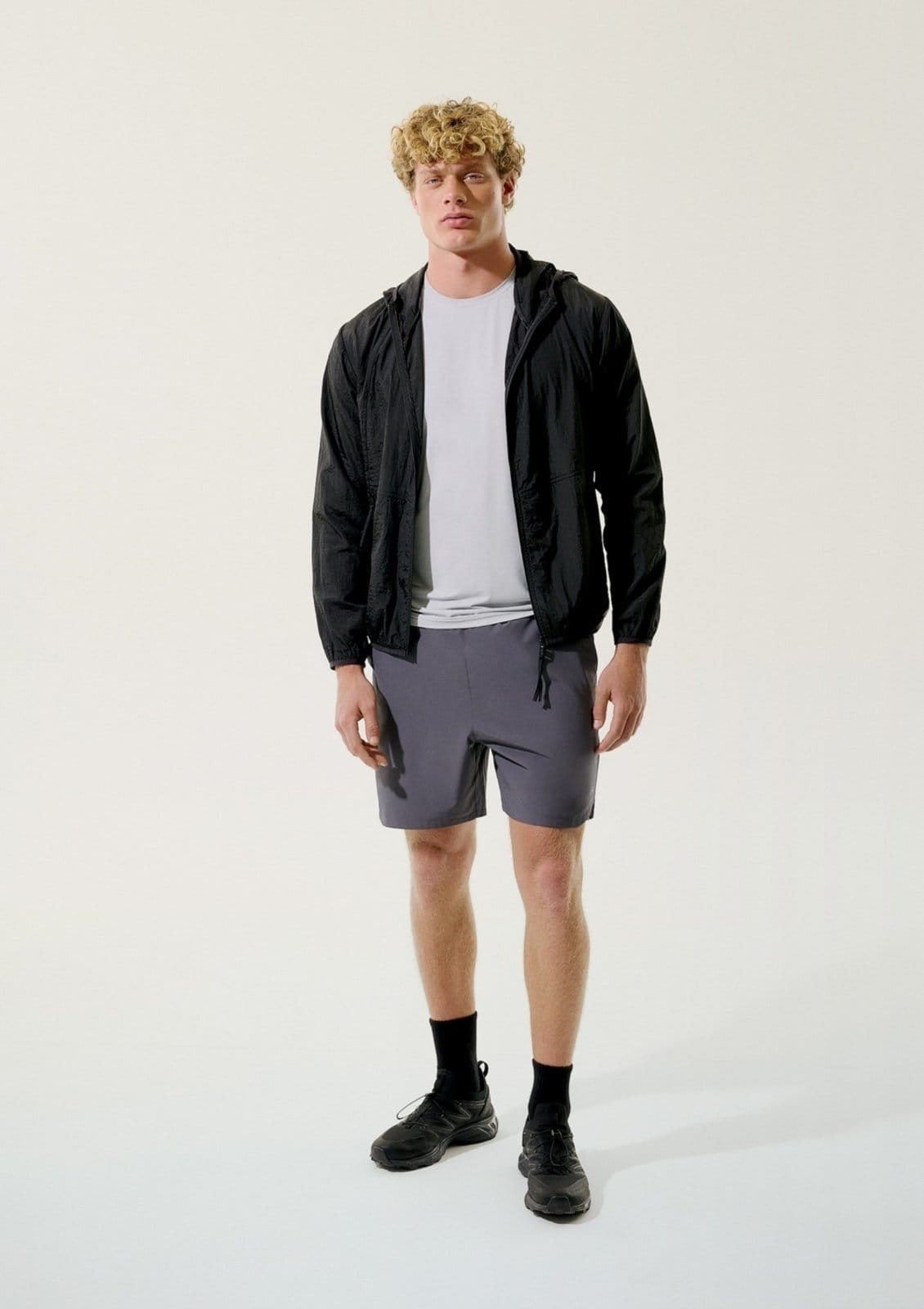 Vista 2 Jaqueta Esportiva Masculina Corta Vento Com Capuz Hering preto