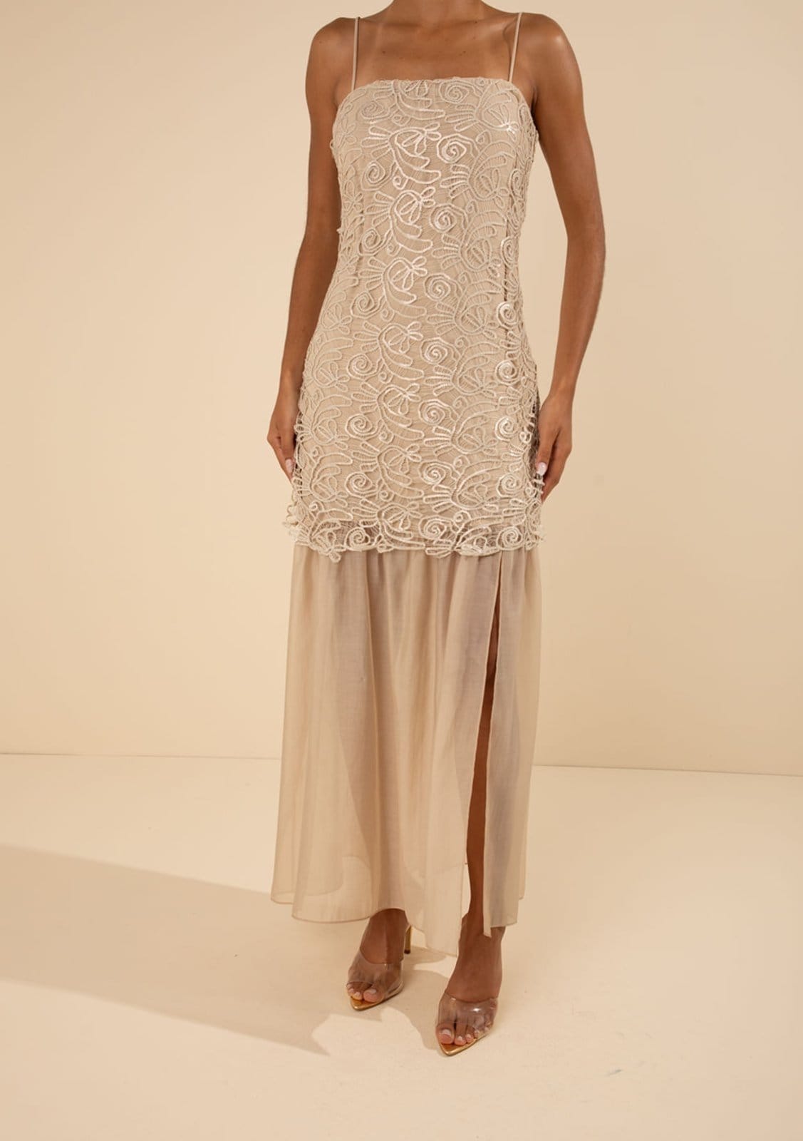 Vista 2 Vestido Morena Rosa Solto Decote Reto Com Alça Longo Bege Morena Rosa bege rosa