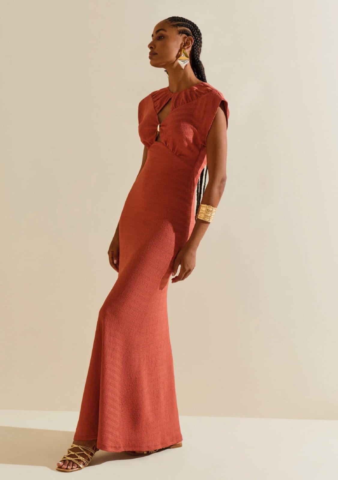 Vestido Morena Rosa Ajustado Decote Careca Manga Curta Longo Marrom