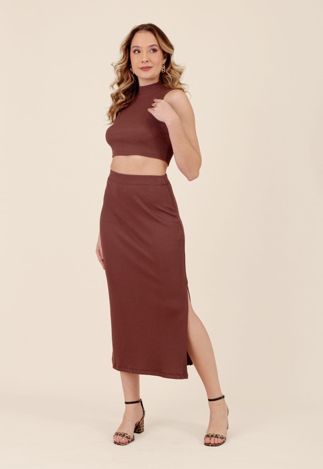 Vista principal Saia Midi Pop Me Em Malha Canelada Com Fenda Chocolate Pop Me marrom