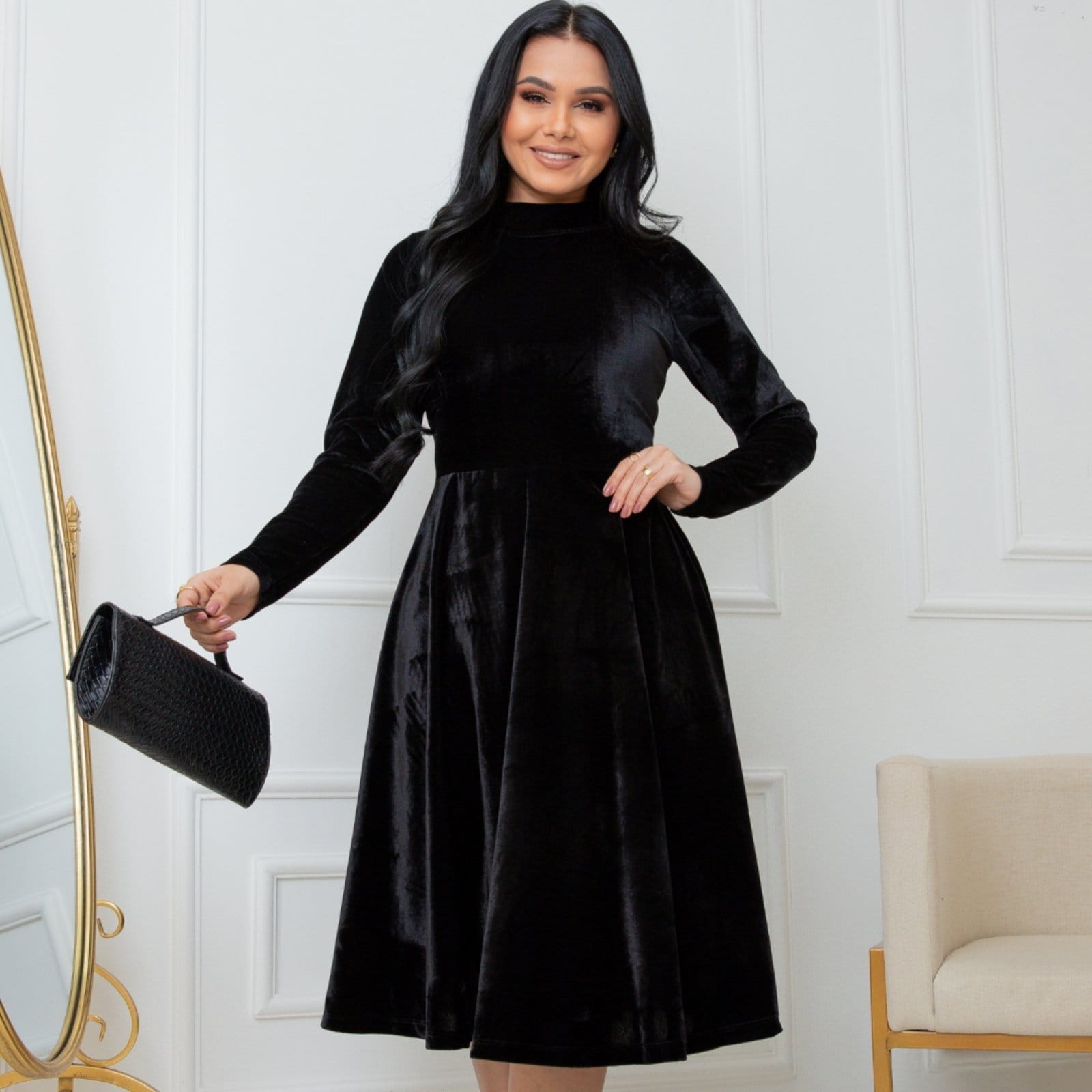 Vista 2 Vestido Midi Evase Manga Longa Gola Alta Veludo Cristal Inverno Moda Evangelica REF: Emilly Bar Sons Fashion preto