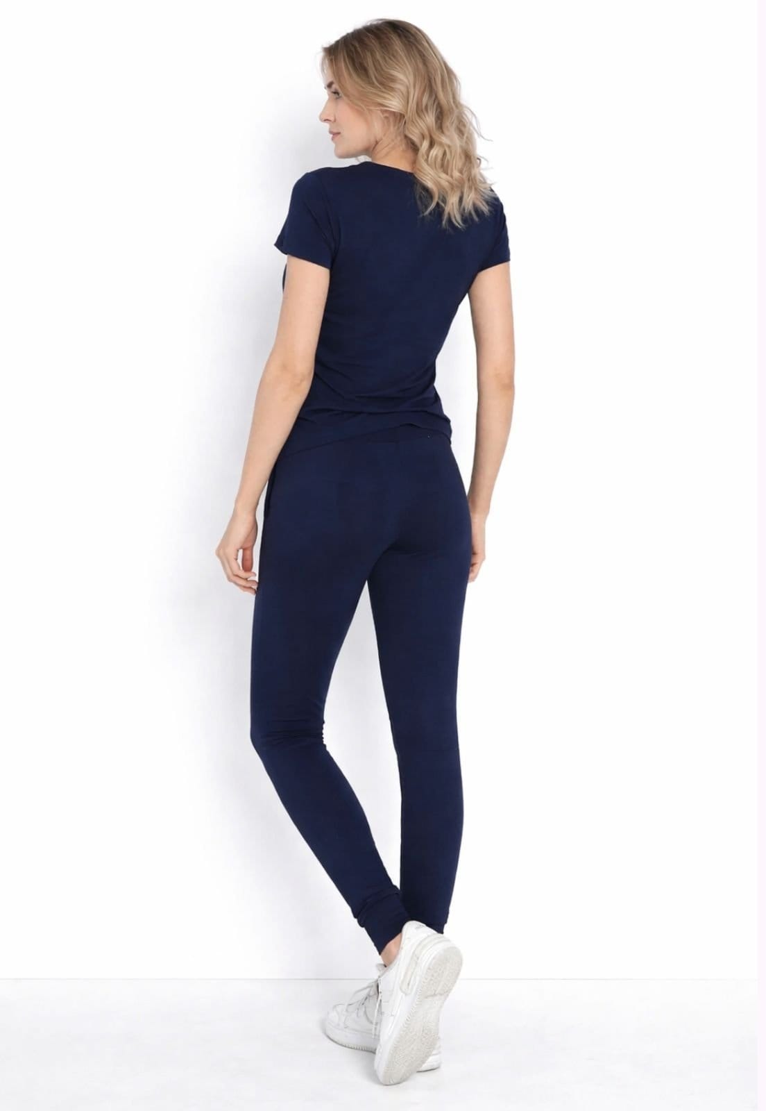 Vista 2 Conjunto Viscolycra Maria Paes Calça e Blusa Marinho com Viés Maria Paes vermelho