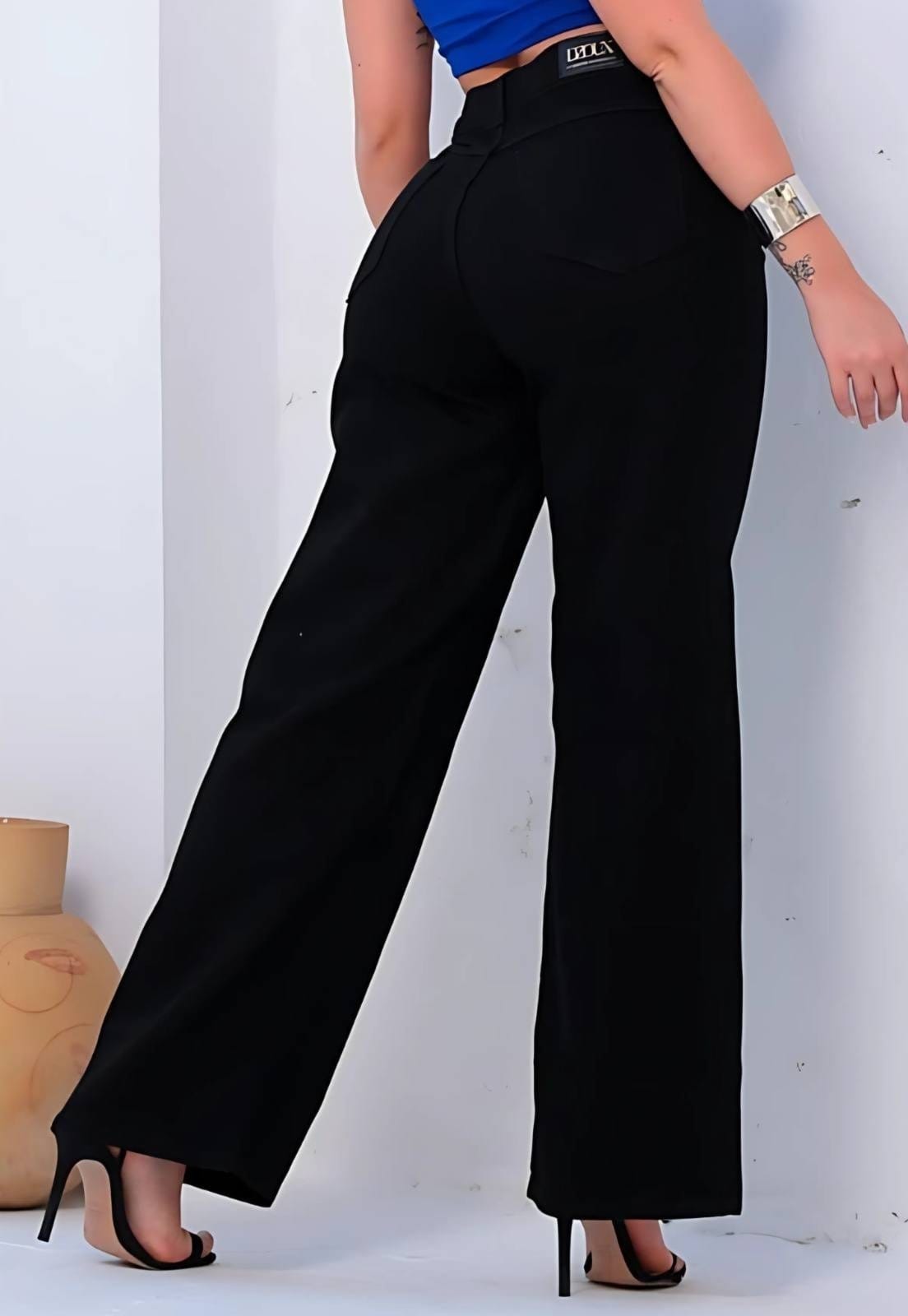 Vista 2 Calça Wide Leg Cargo Feminina Preta com Bolsos Laterais e Cintura Alta CCW CENTRAL CAPITAL WEAR preto