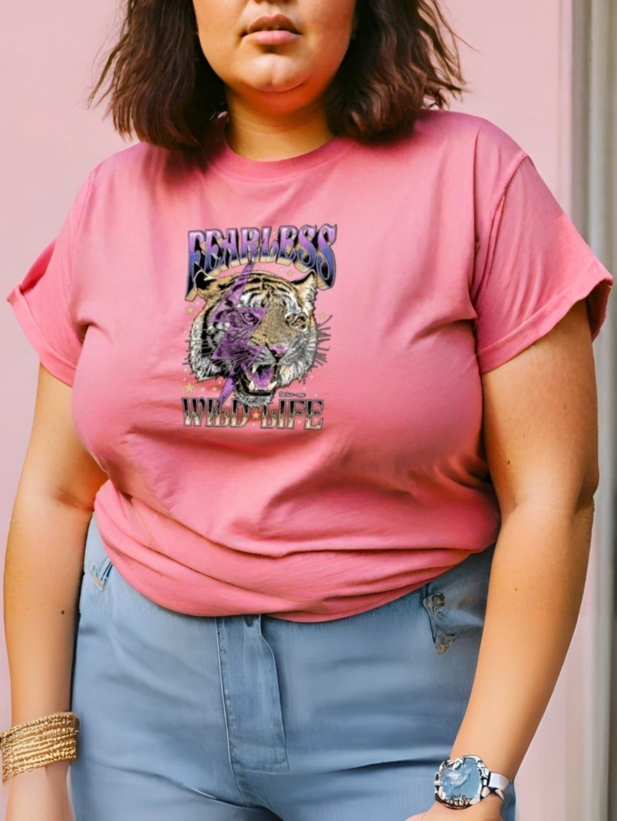 Vista 2 Camiseta Feminina T-shirts GuGi Plus Size Blusinhas Baby Look Flor com Fogo Camisa Gugi rosa