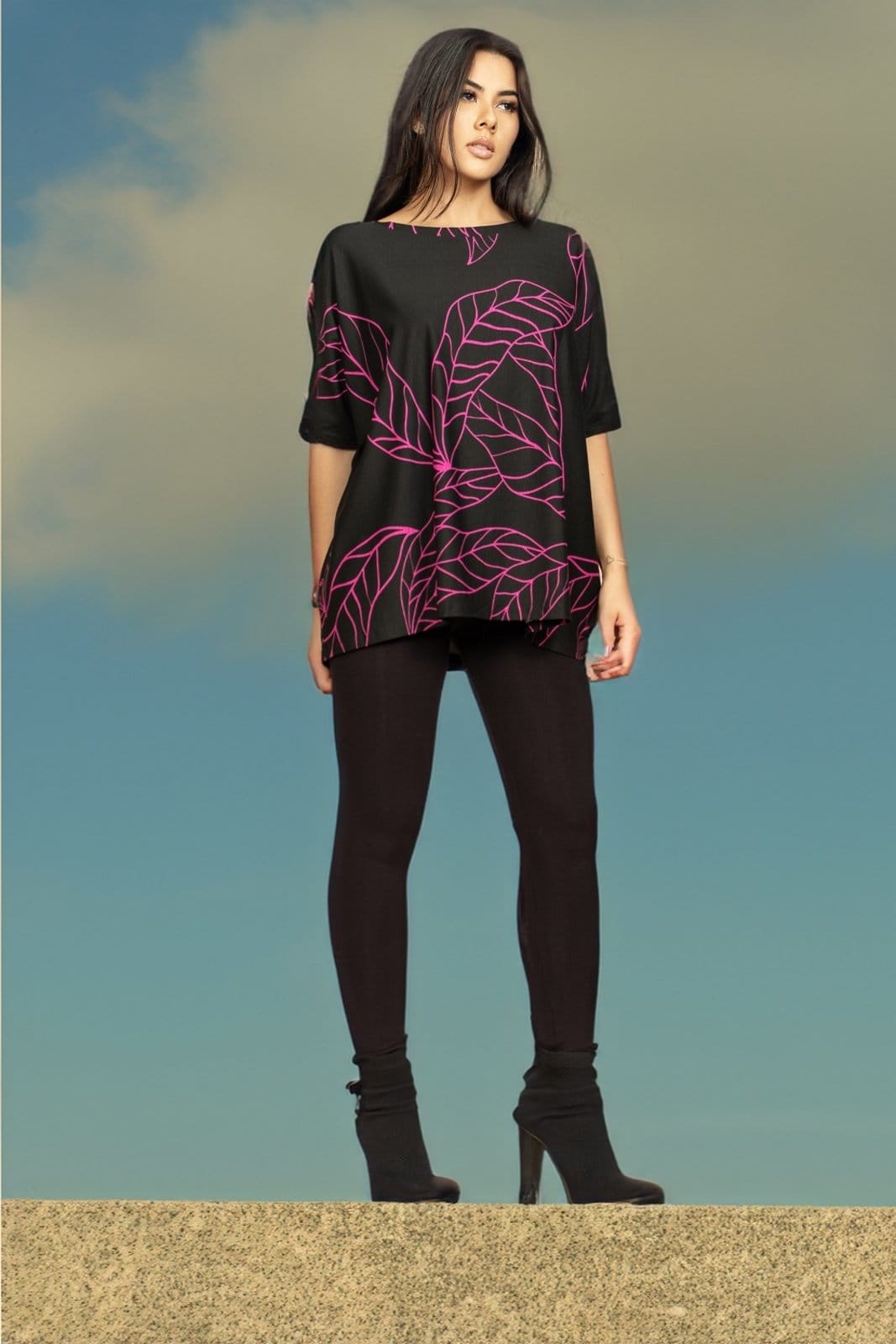 Vista principal Blusa Ampla Malha Morcego Manga Curta Estampa Antúrios Cabanafree estampado/floral/lilás/preto