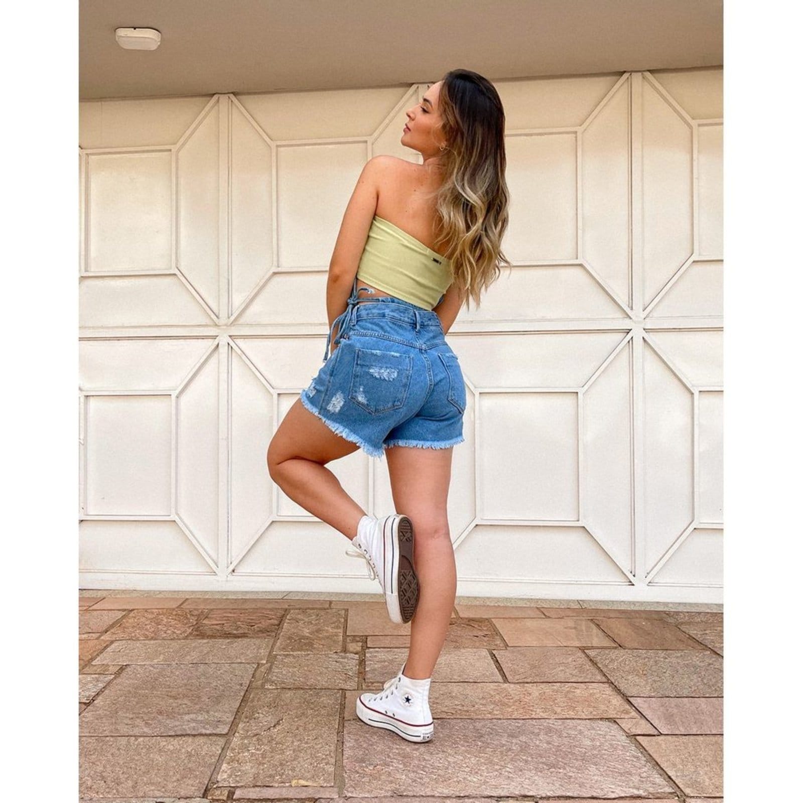 Vista 2 Shorts Feminino Mom Biquini Claro 21325 Média Consciência jeans