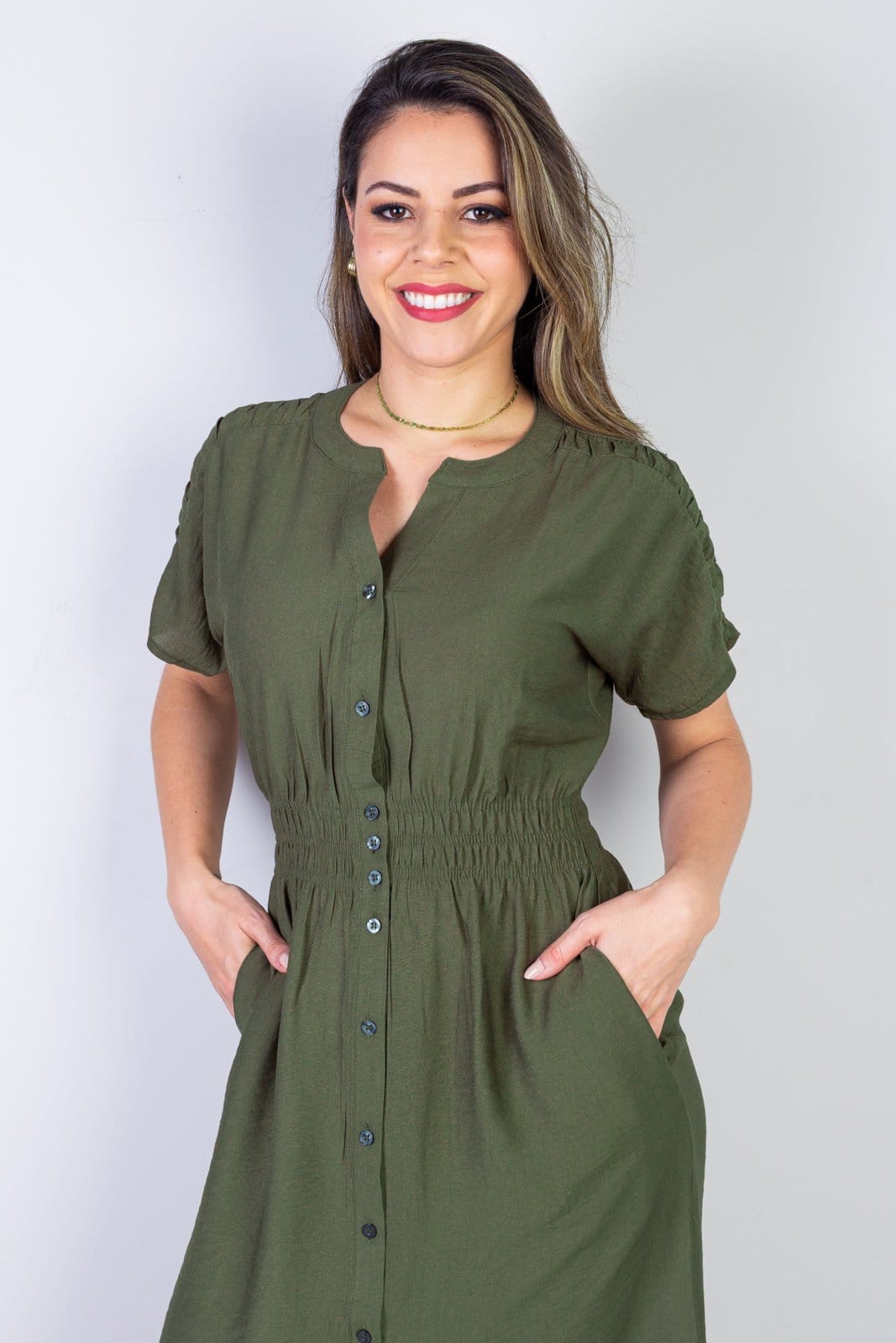 Vista 2 Vestido Enluaze Midi Manga Curta Botões E Elástico 51133 - Verde Militar Enluaze caramelo verde