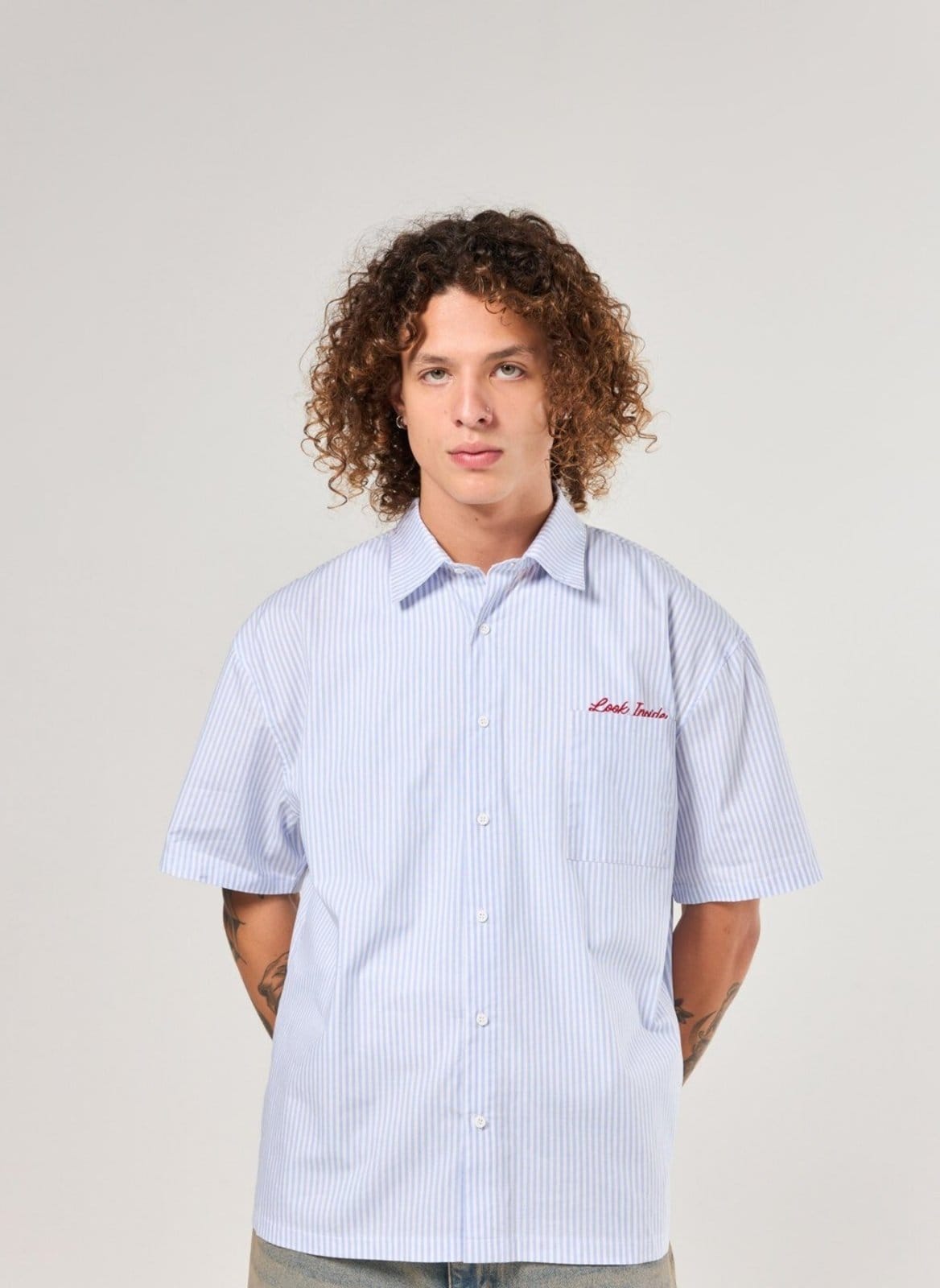 Camisa Box Listrada Bordado Bolso