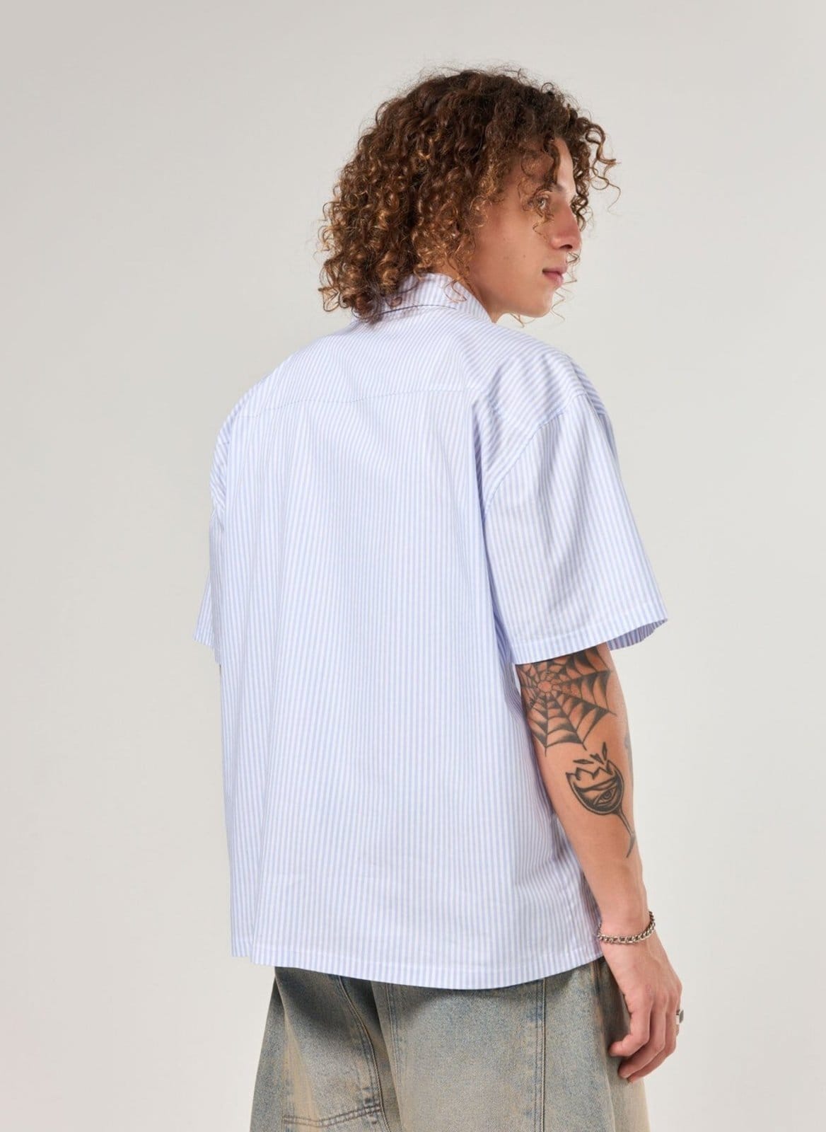 Vista 2 Camisa Box Listrada Bordado Bolso Youcom off-white