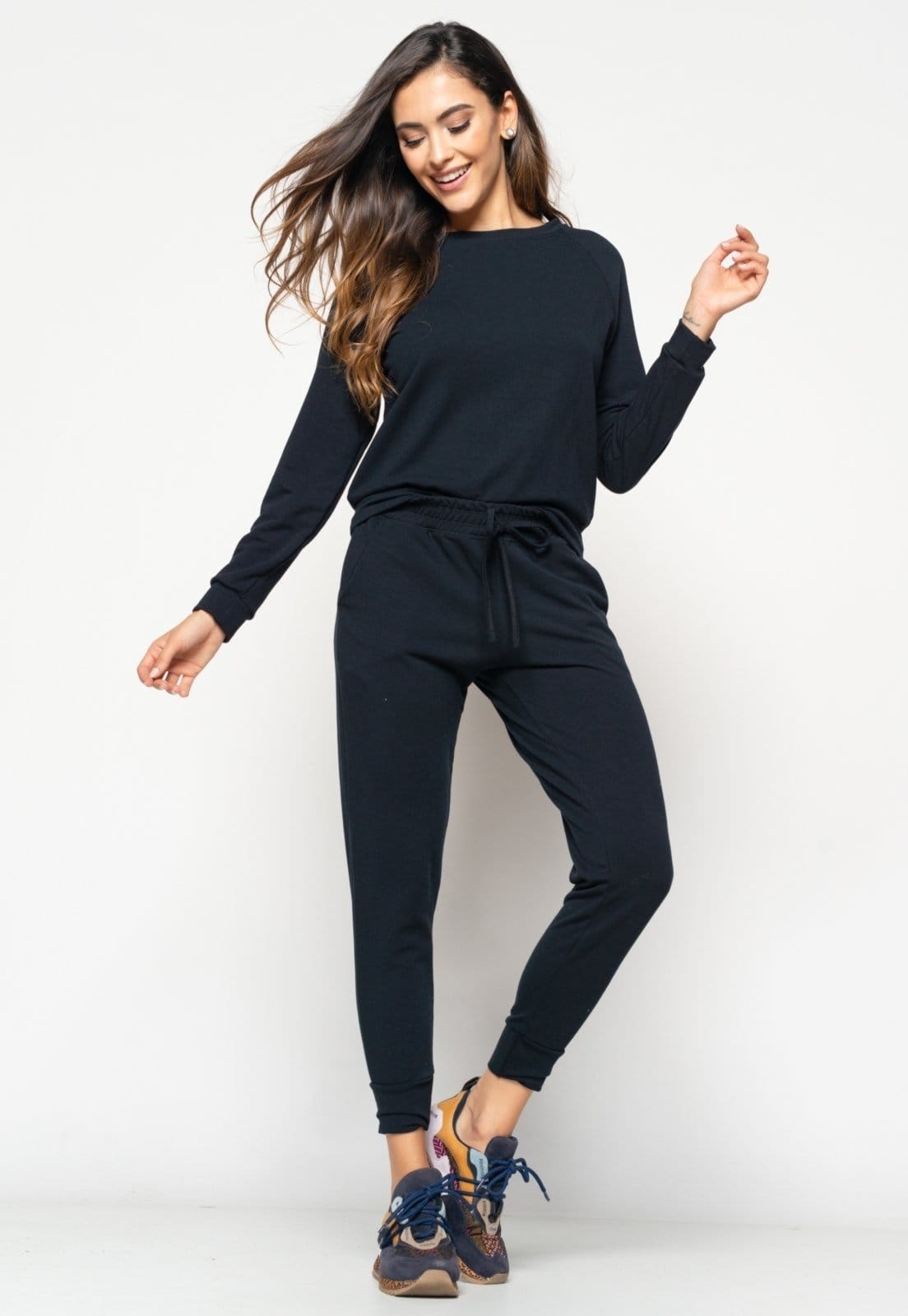 Vista 2 Conjunto Salvatore Comfy Com Casaco Gola Canoa e Jogger Moletinho Salvatore Fashion preto