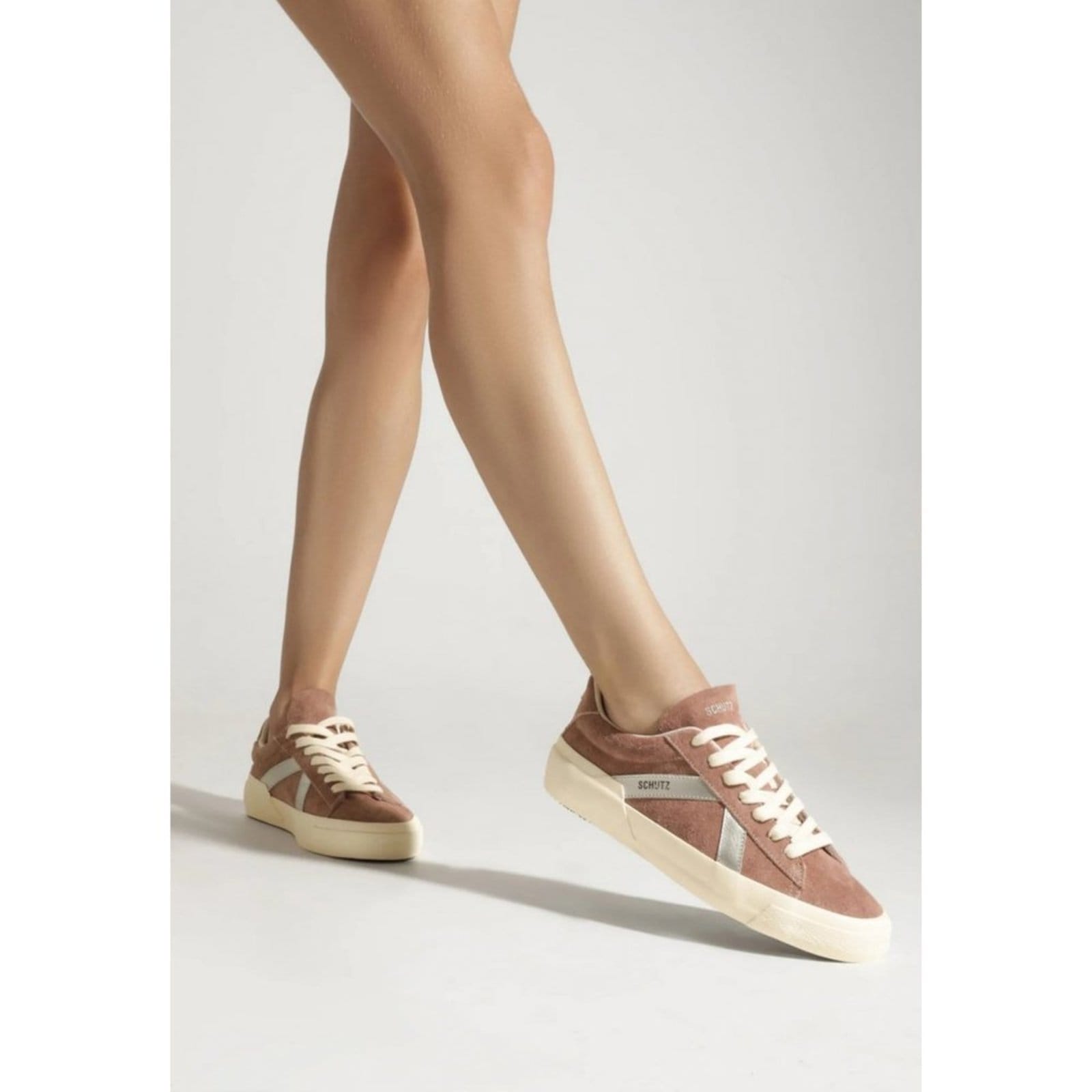 Vista 2 Tênis Feminino Schutz em Camurça S225070001 Schutz Schutz marrom