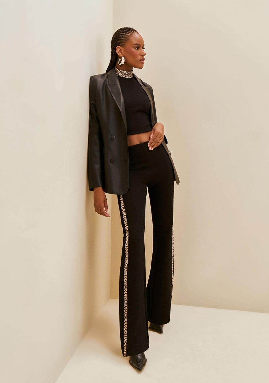 Vista principal Calça Morena Rosa Flare Alta Preto Morena Rosa preto rosa