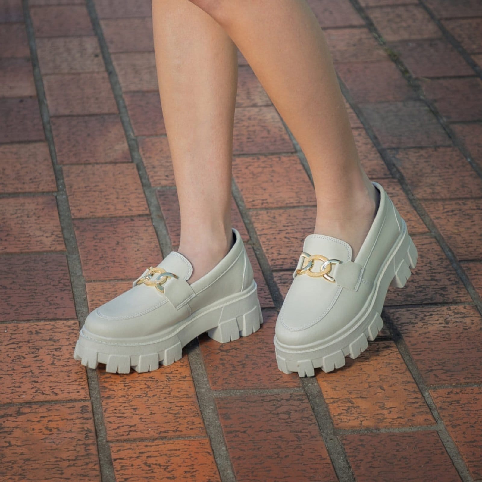 Vista 2 Mocassim Tratorado Feminino Oxford Plataforma Com Metal Blogueira Leve GuGi 403-GG - Marfim Gugi off-white